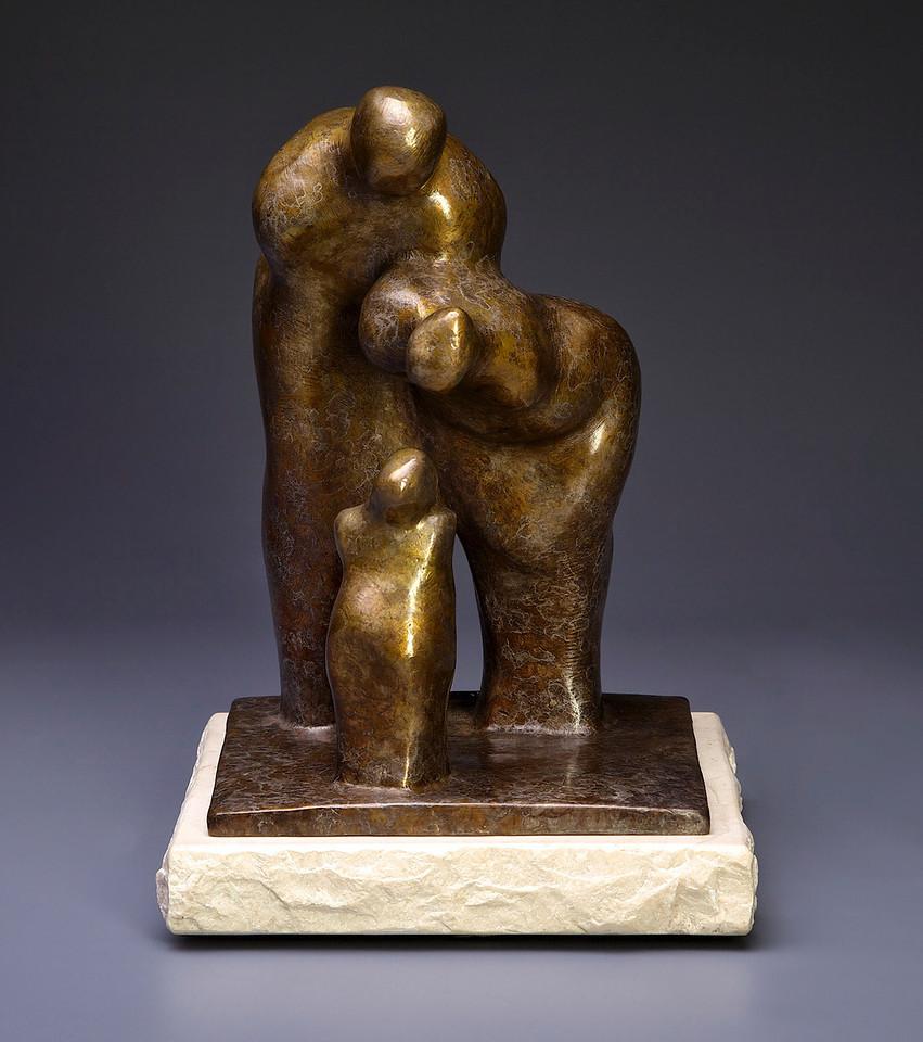 „I'm Listening 10/12“ Bronzeskulptur zweier Eltern, die ein Kind betrachten  – Sculpture von Monica Wyatt