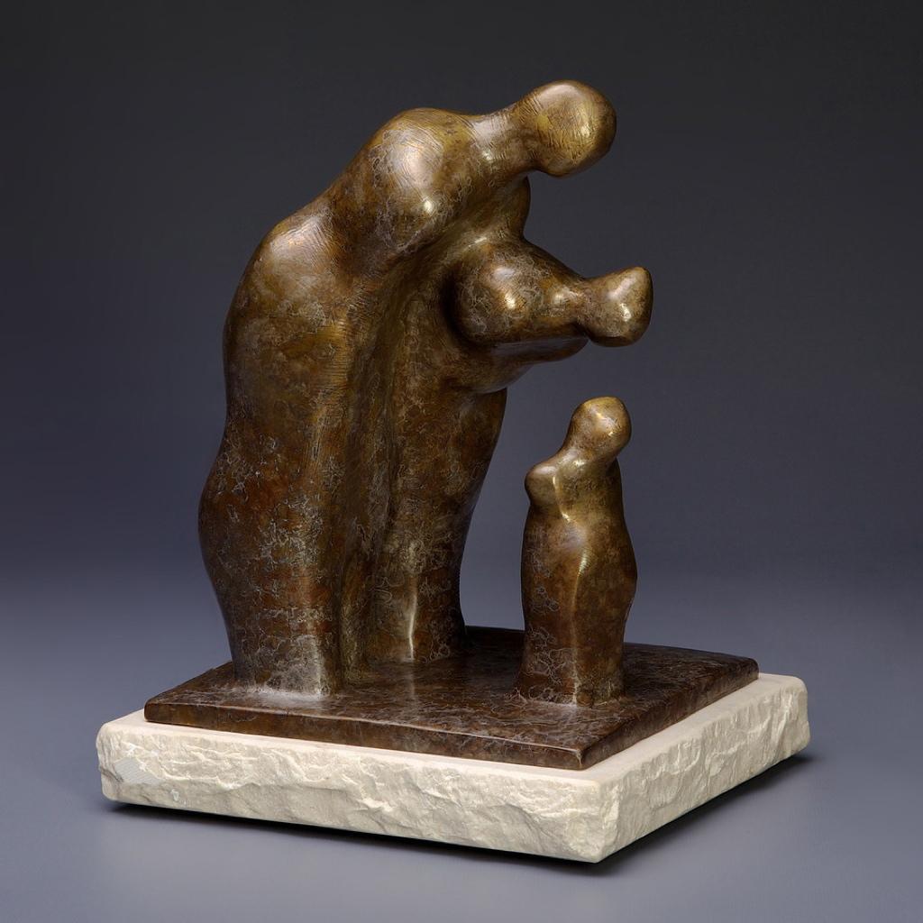 Monica Wyatt Figurative Sculpture – „I'm Listening 10/12“ Bronzeskulptur zweier Eltern, die ein Kind betrachten 