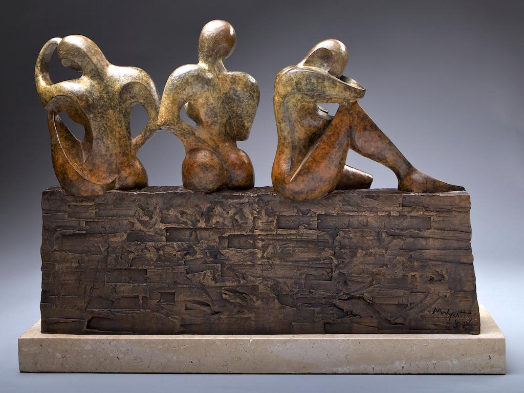 „Drei Schwestern“ Bronzeskulptur von drei Schwestern, die an einer Ziegelwand sitzen – Sculpture von Monica Wyatt