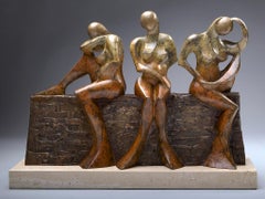 Sculpture en bronze « Trois sœurs » représentant trois sœurs assises sur un mur de briques