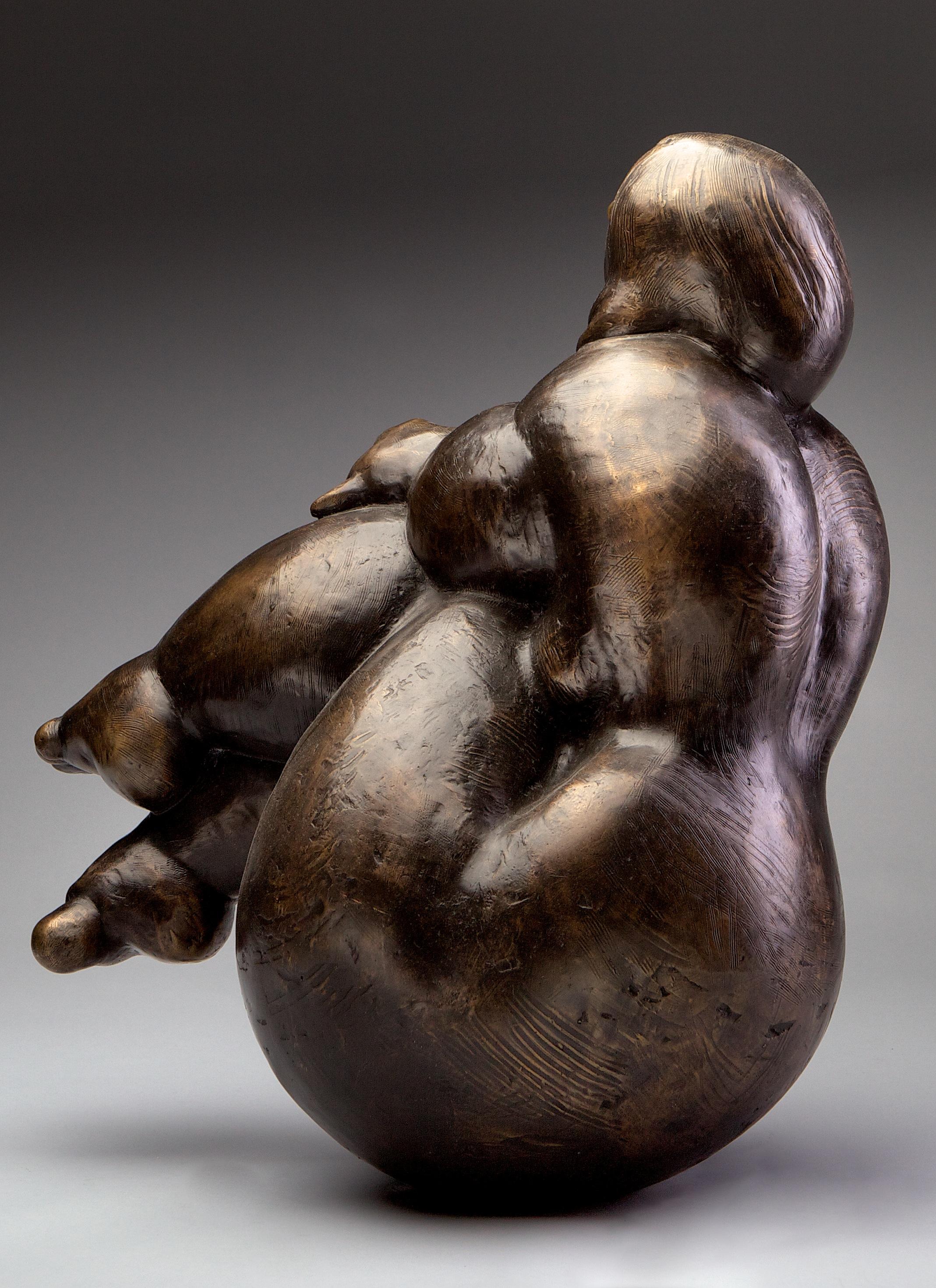 „Wiggle My Toes AP/12“ Bronzeskulptur einer geschwungenen Frau mit gekreuzten Beinen  – Sculpture von Monica Wyatt