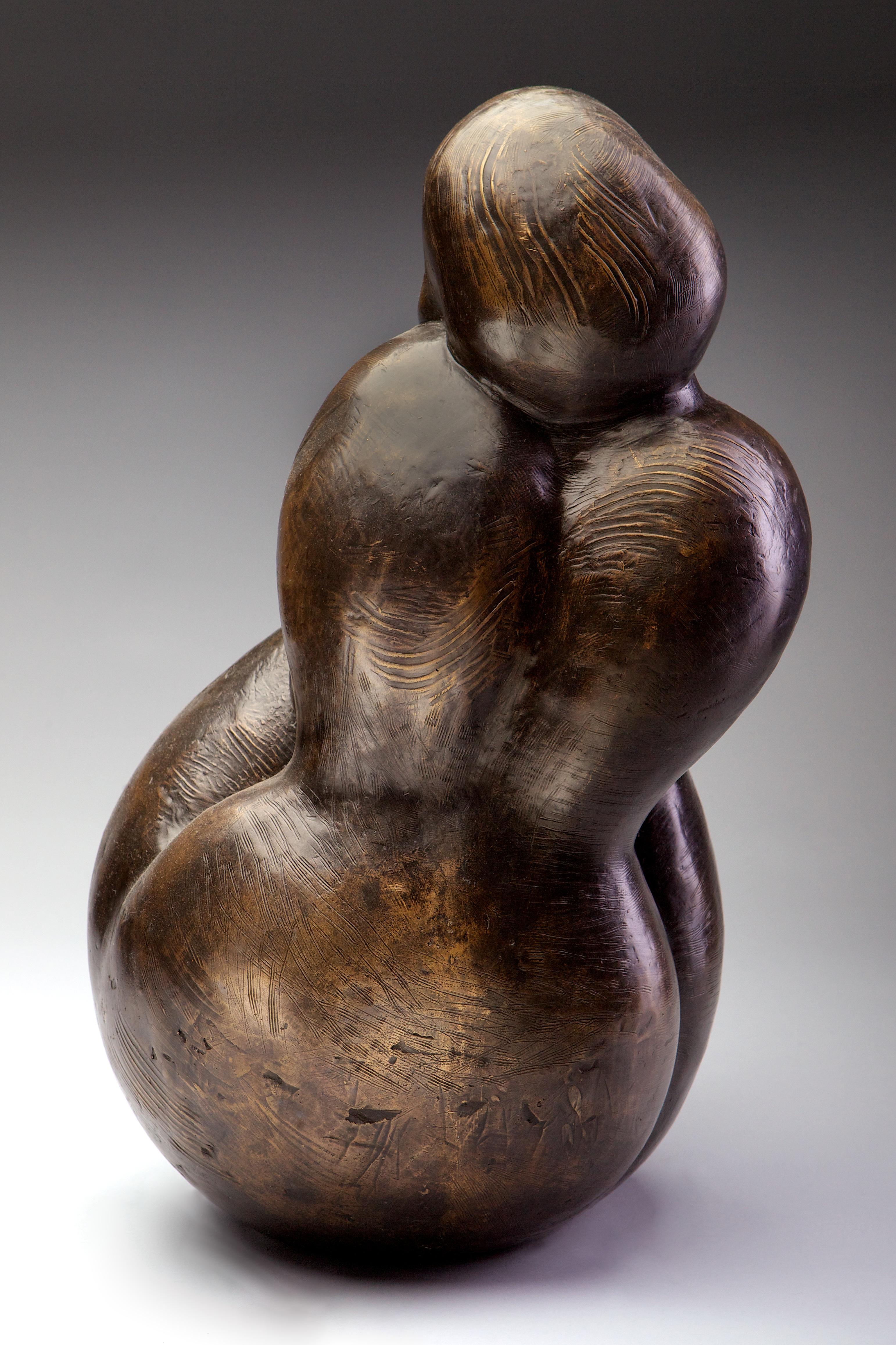 «ggle My Toes AP/12 », sculpture en bronze d'une femme aux jambes croisées  - Or Figurative Sculpture par Monica Wyatt