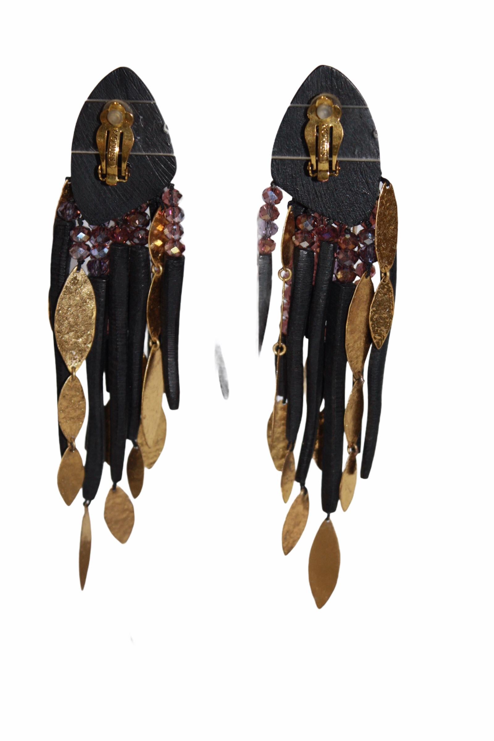 Shoulder duster earrings in ebony threaded with oxidized gold and iridescent Swarovski crystals.
Great statement earrings