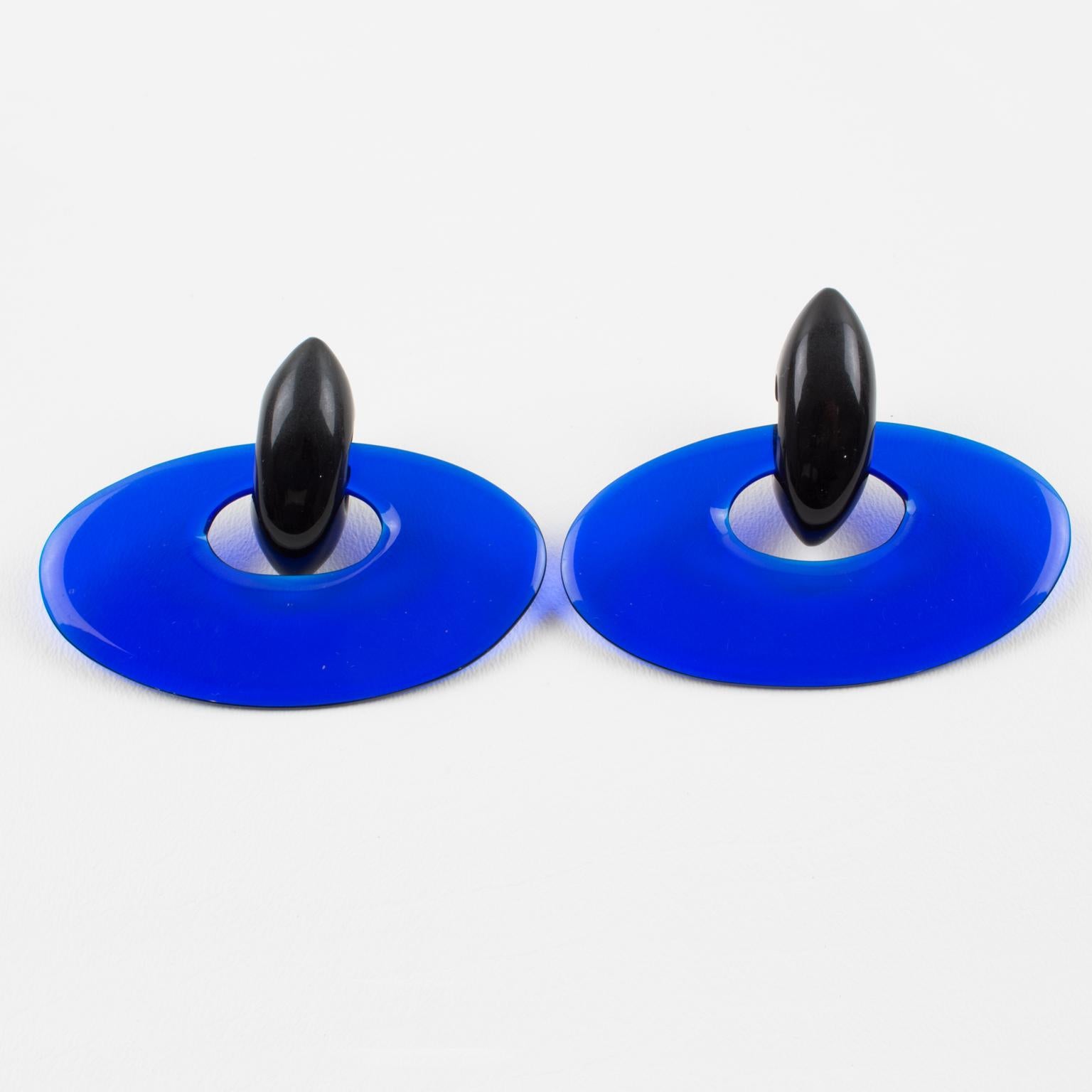 Moderniste Monies Dangle Clip Earrings Ebony Wood and Blue Resin (Boucles d'oreilles pendantes à clip) en vente