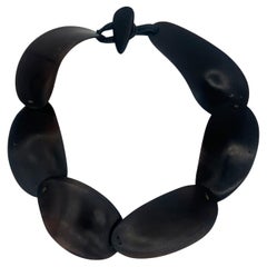 Monies Marrón Oscuro Negro Collar gargantilla de cuero con cuentas de resina natural