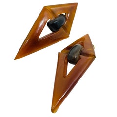 Orecchini a clip Monies Gerda Lynggaard, modernisti e geometrici, con battente in Horn