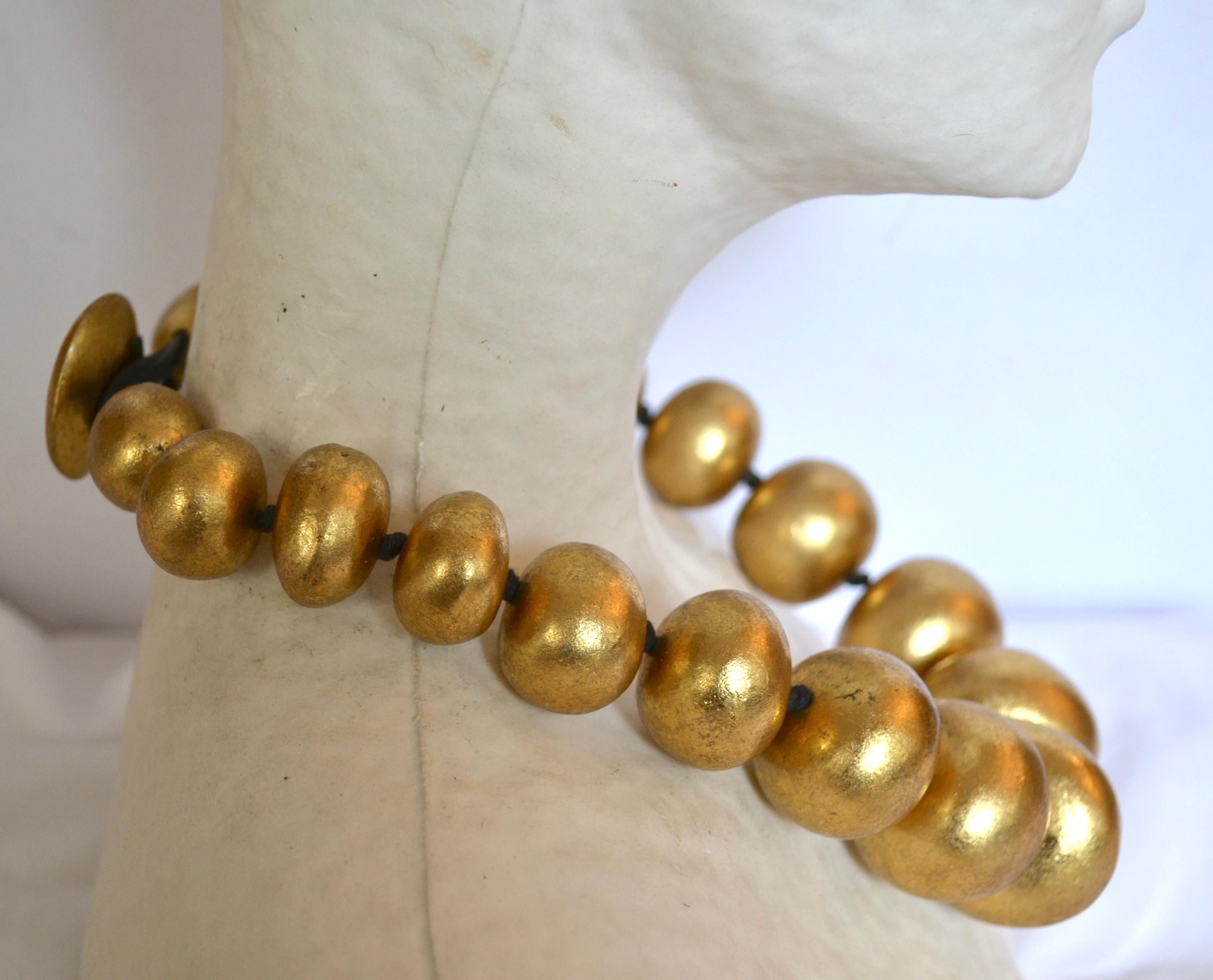Monies Goldfolie Akazienholz Kieselstein Kropfband im Zustand „Neu“ in Virginia Beach, VA
