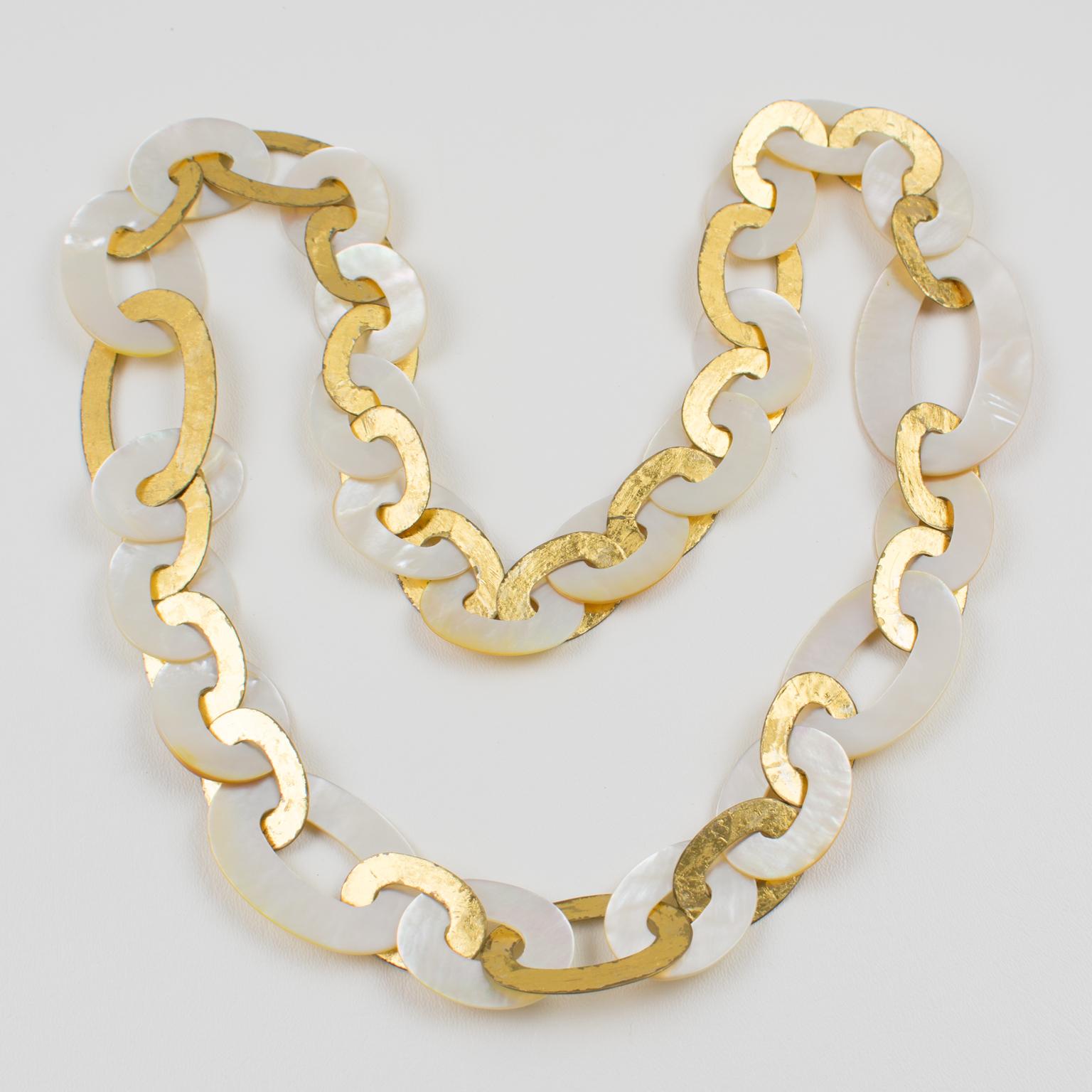 Monies Lange Kette Halskette Vergoldetes Metall und Muscheln im Zustand „Gut“ im Angebot in Atlanta, GA