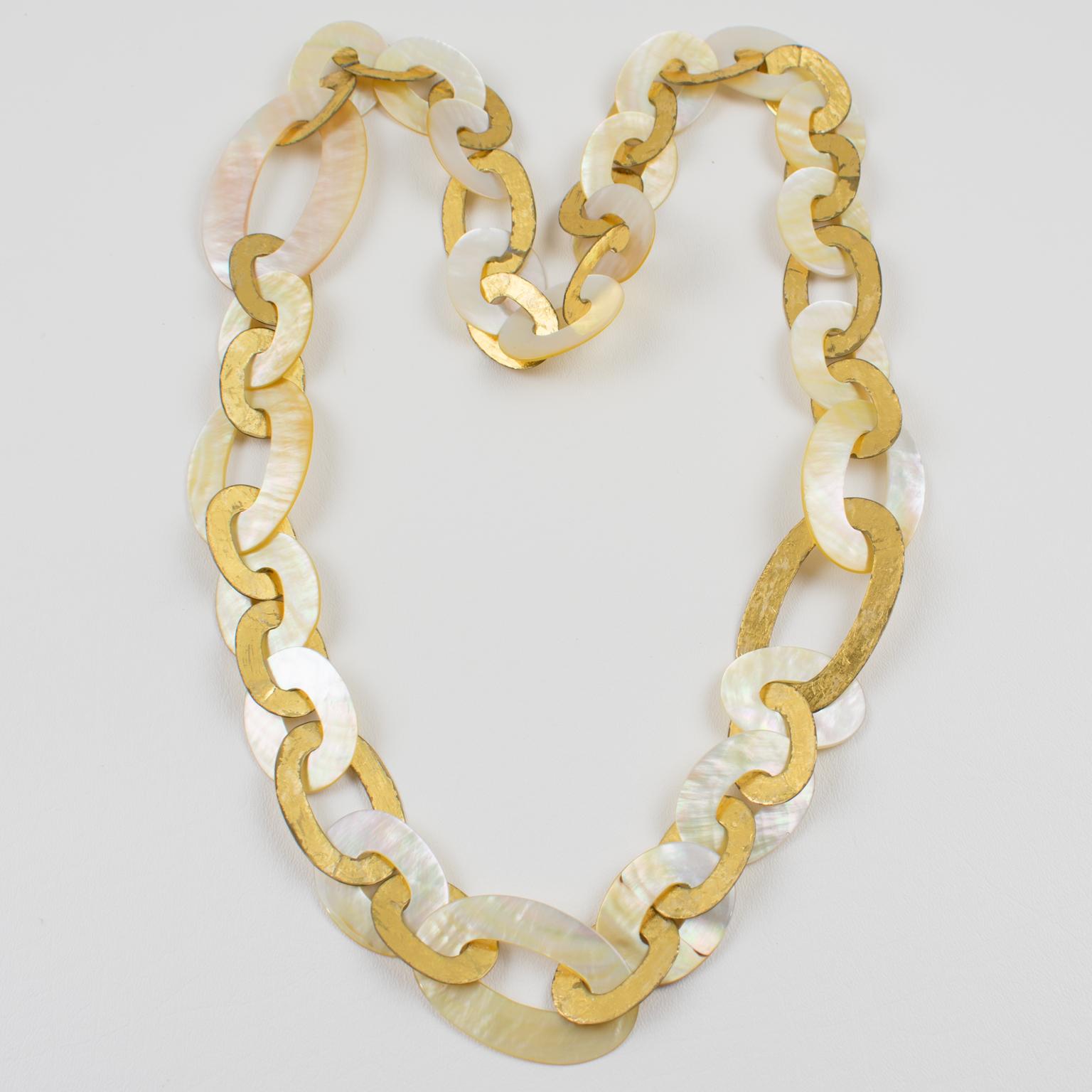 Monies Lange Kette Halskette Vergoldetes Metall und Muscheln im Angebot 1