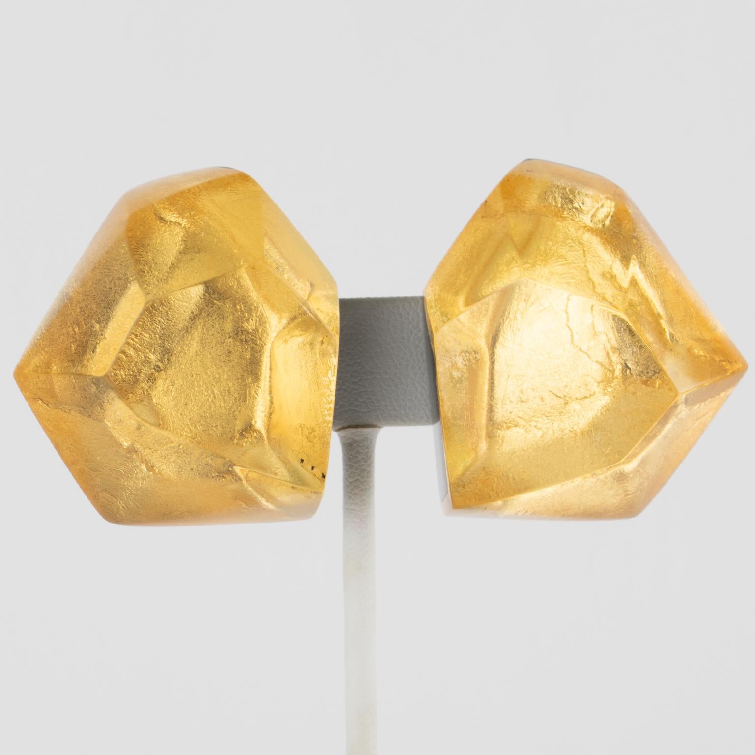 Gerda Lyngaard diseñó para Monies estos espectaculares pendientes de clip de resina de gran tamaño. Estas raras piezas artesanales con forma de roca dimensional están hechas de resina acrílica, con elementos tallados y facetados a mano sobre un
