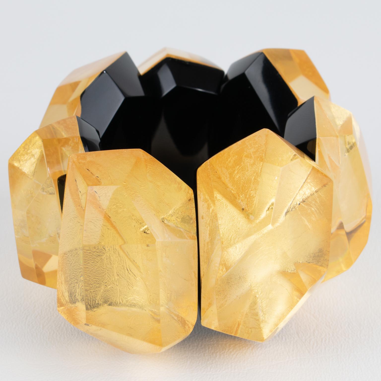 Gerda Lyngaard a conçu pour Monies ce spectaculaire bracelet extensible surdimensionné en résine. Ce rare bracelet extensible fabriqué à la main est en résine acrylique et présente des éléments sculptés et facettés à la main sur un fond noir avec