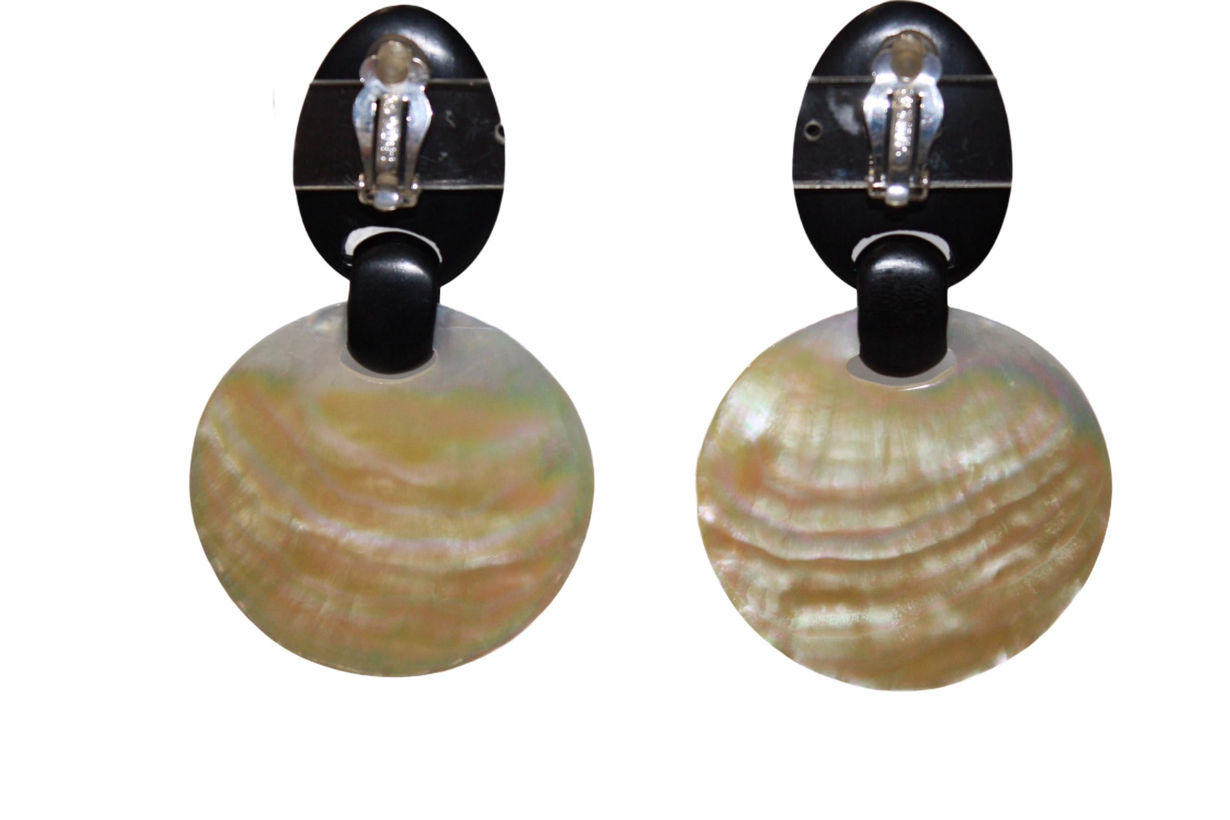 Clip earrings in mother of pearl and ebony. Signature on clip
