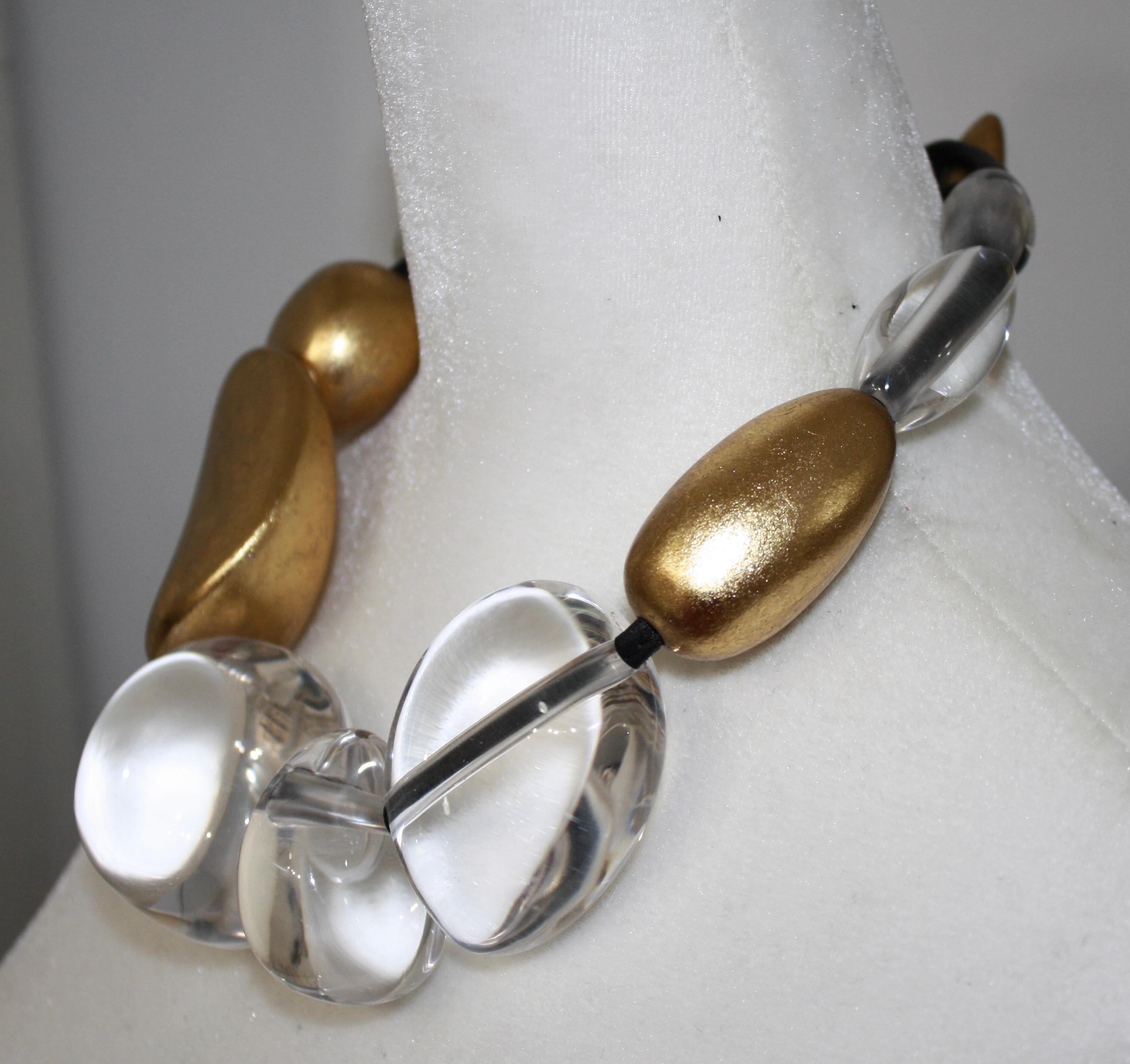Collar Monies de acrílico y lámina dorada Moderno en venta