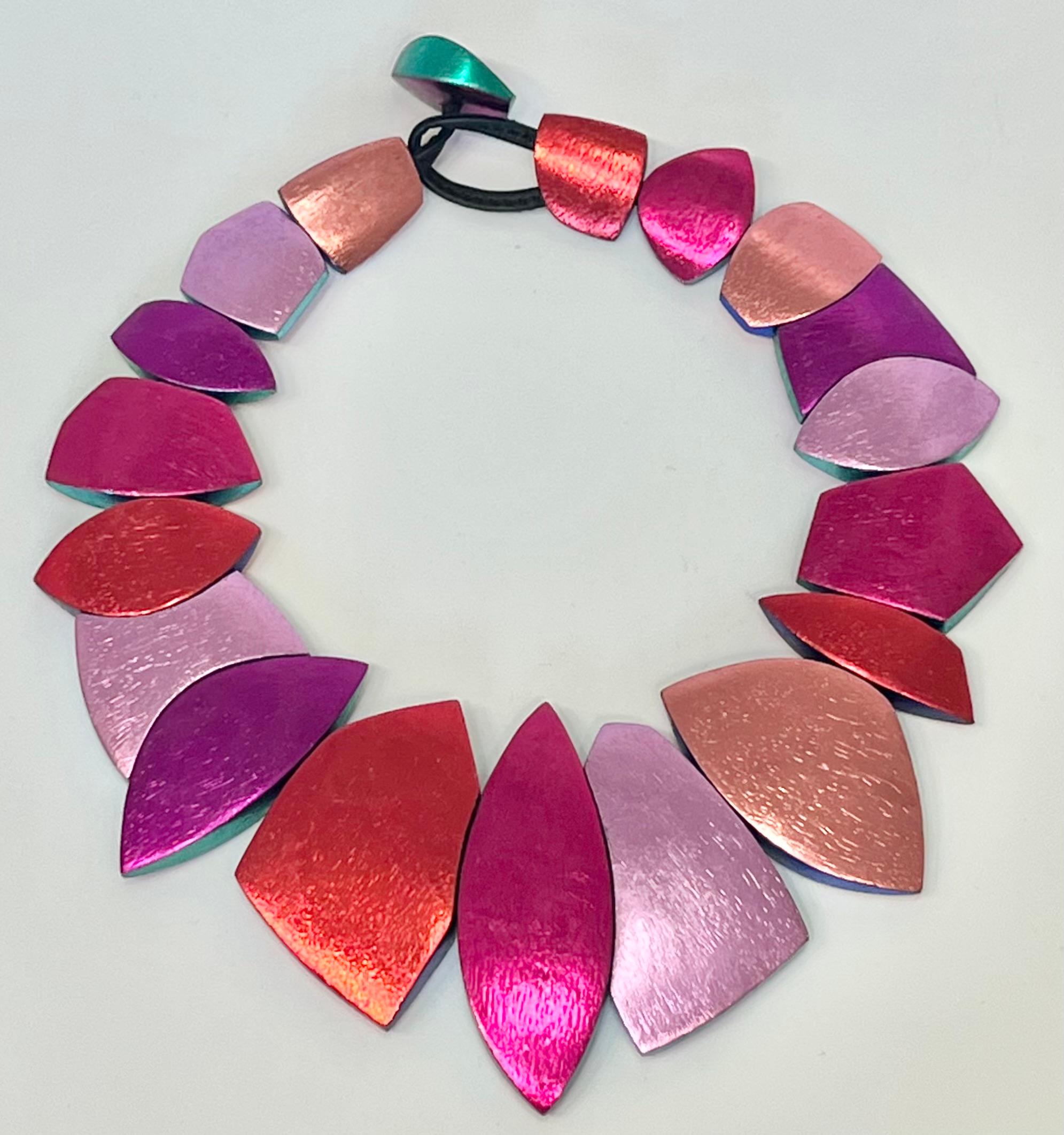 Collana Monies in foil multicolore In condizioni Nuovo in vendita a Virginia Beach, VA