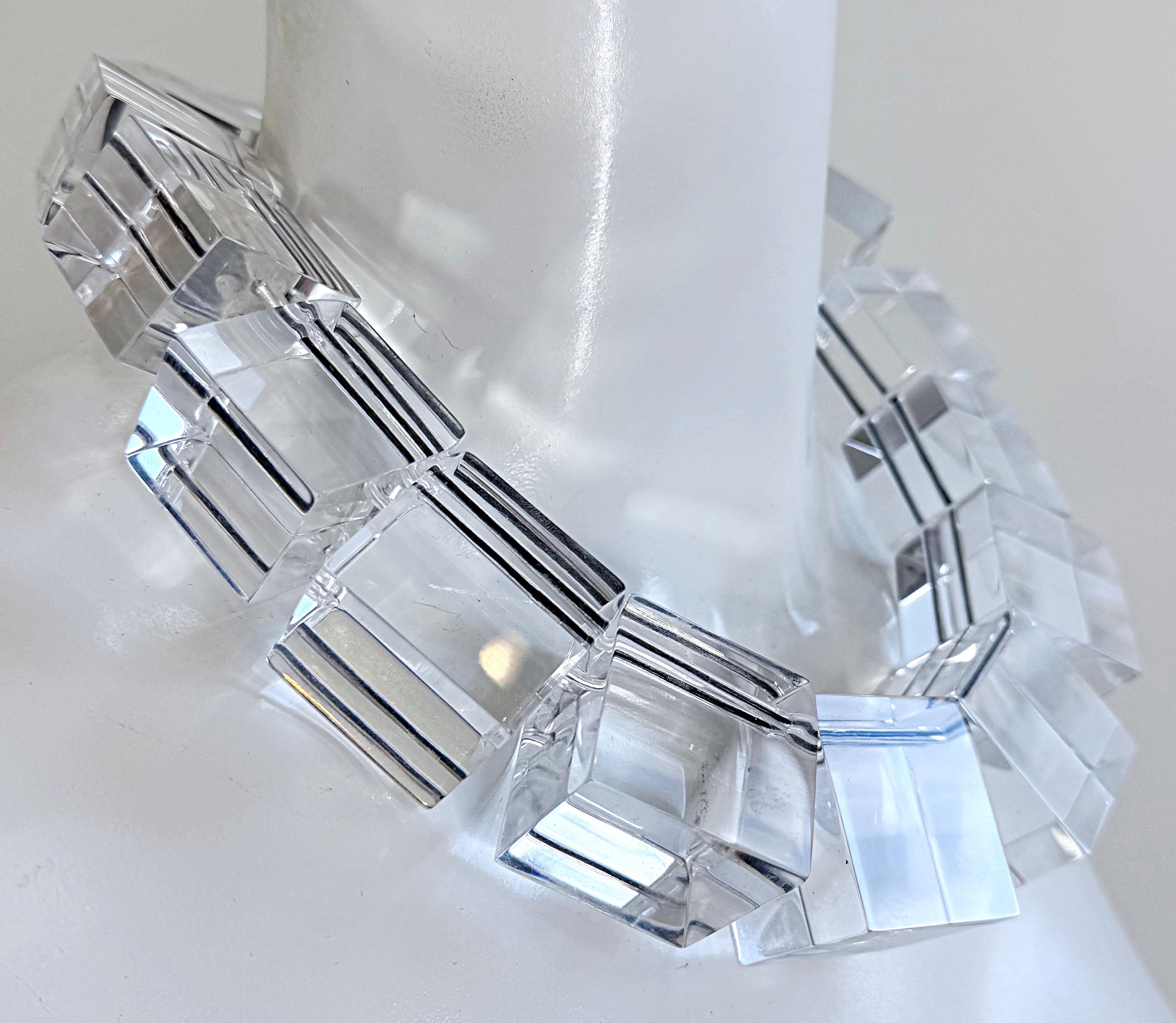 Monies of Denmark - Collana di cristalli trasparenti di lucite quadrata con dichiarazione di stile in vendita 8