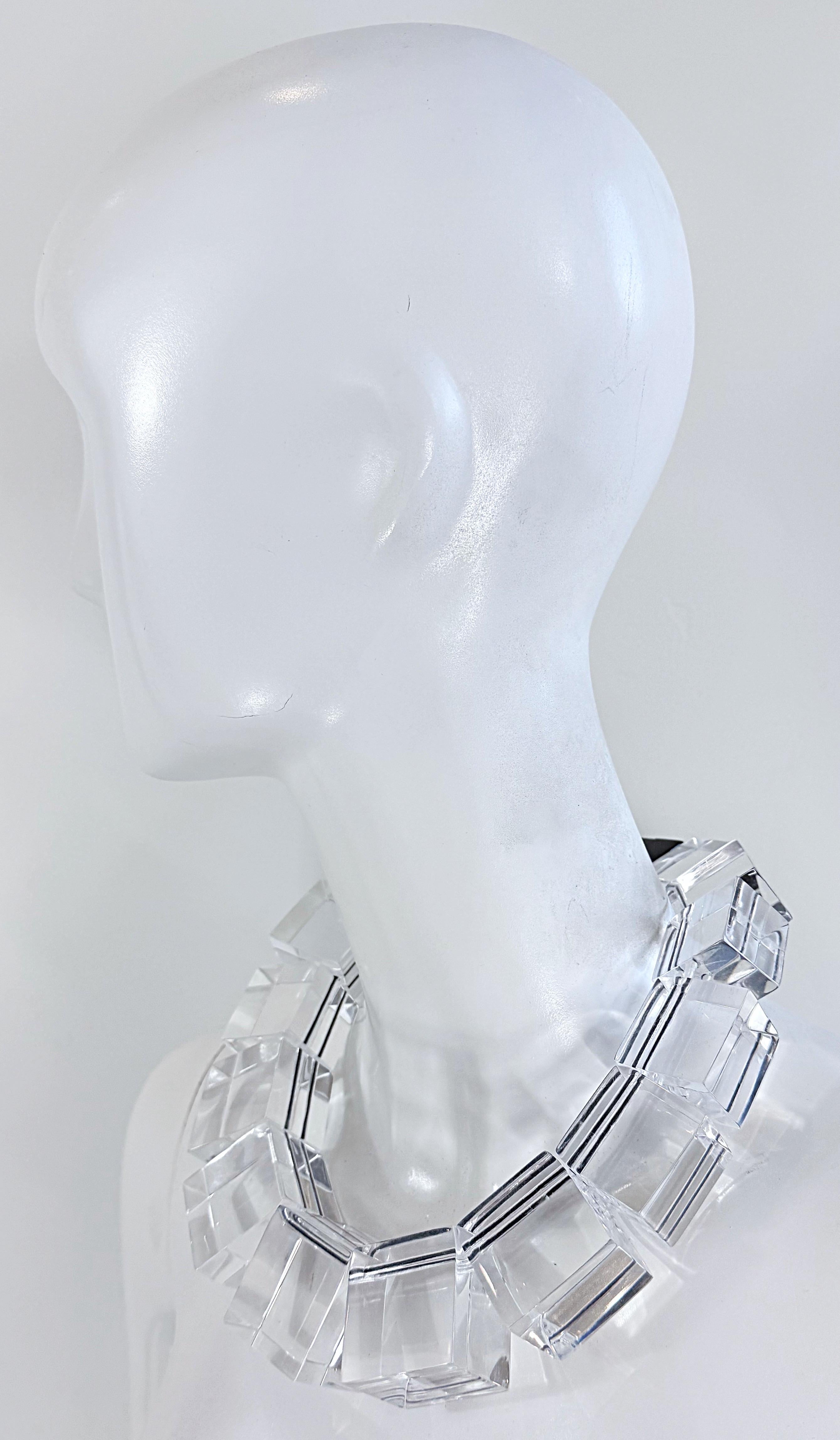 Splendida collana in lucite cristallina fatta a mano da Monies of Denmark. Completamente realizzato a mano in quantità limitate da Rey. Grandi quadrati trasparenti collegati tra loro, con due pezzi magnetici neri che chiudono la collana.
L'abito in