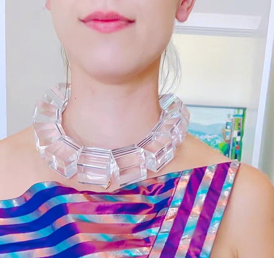 Moderno Monies of Denmark - Collana di cristalli trasparenti di lucite quadrata con dichiarazione di stile in vendita