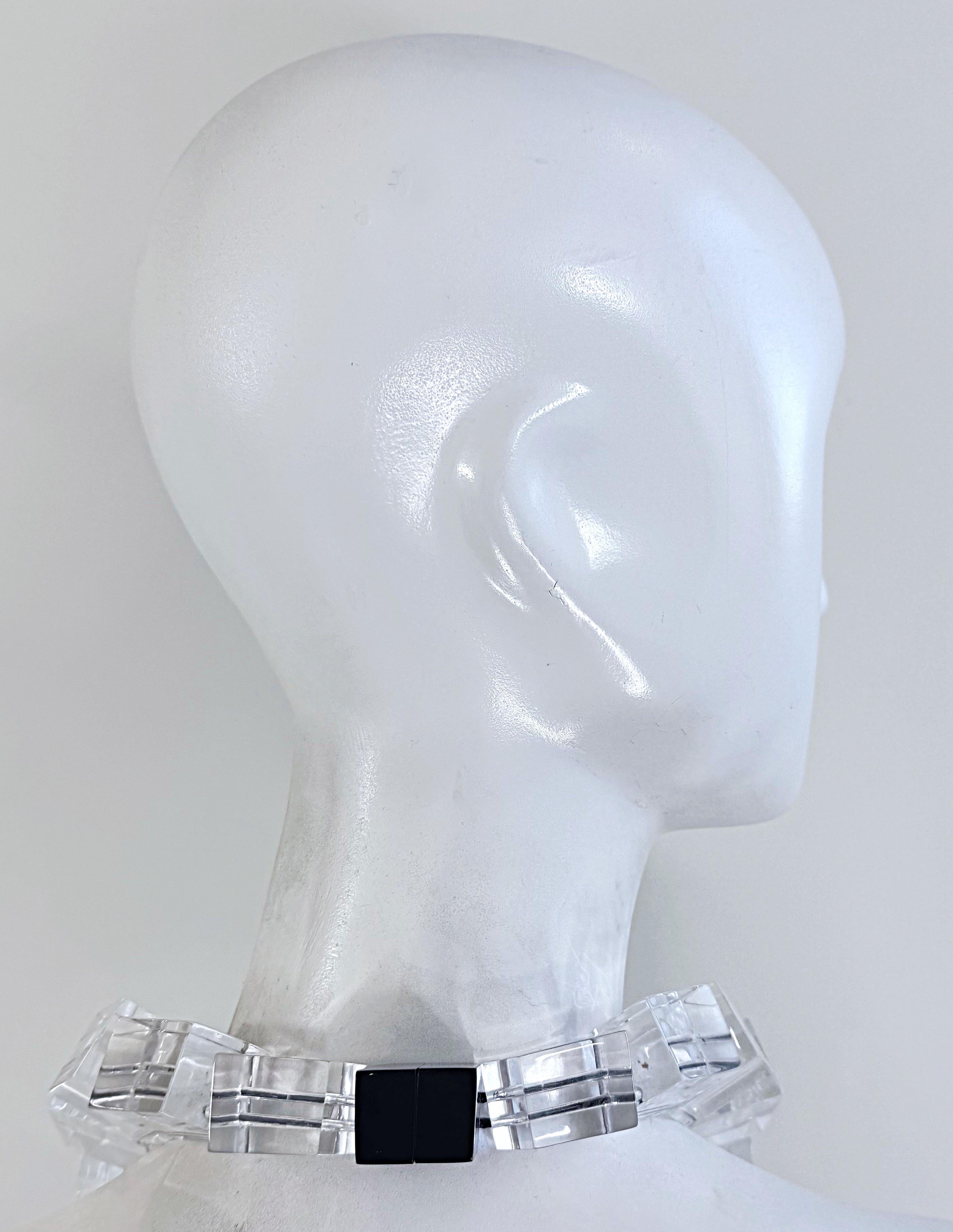 Monies of Denmark - Collana di cristalli trasparenti di lucite quadrata con dichiarazione di stile in vendita 4