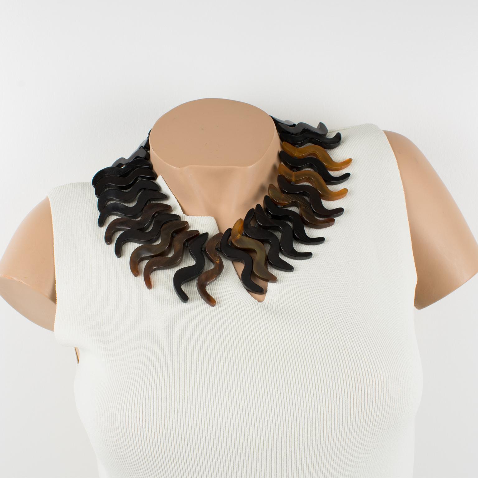 Collar gargantilla de resina de cuerno de imitación Monies Oversized Modernista en venta