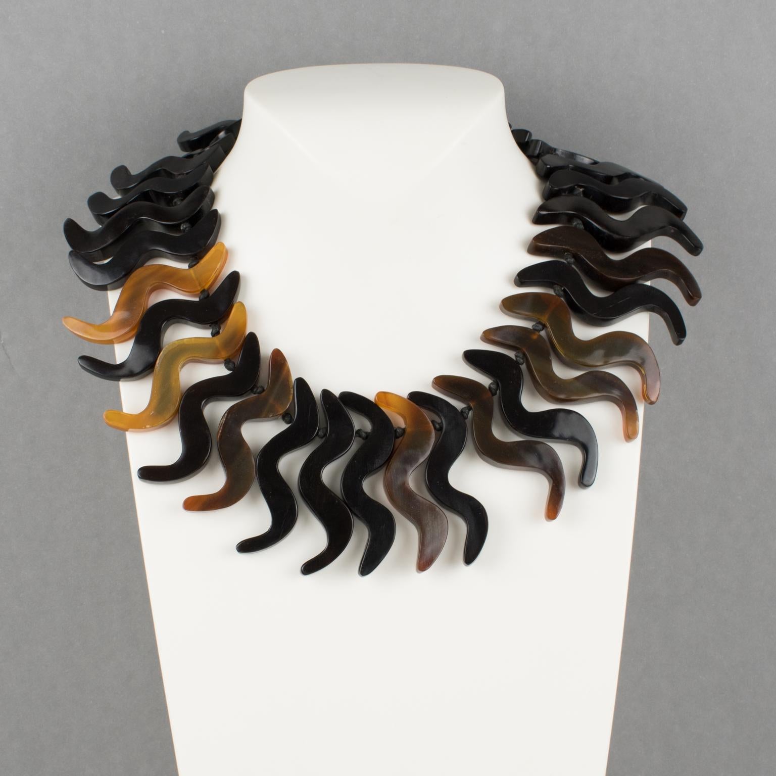 Collar gargantilla de resina de cuerno de imitación Monies Oversized en Excelente estado para la venta en Atlanta, GA
