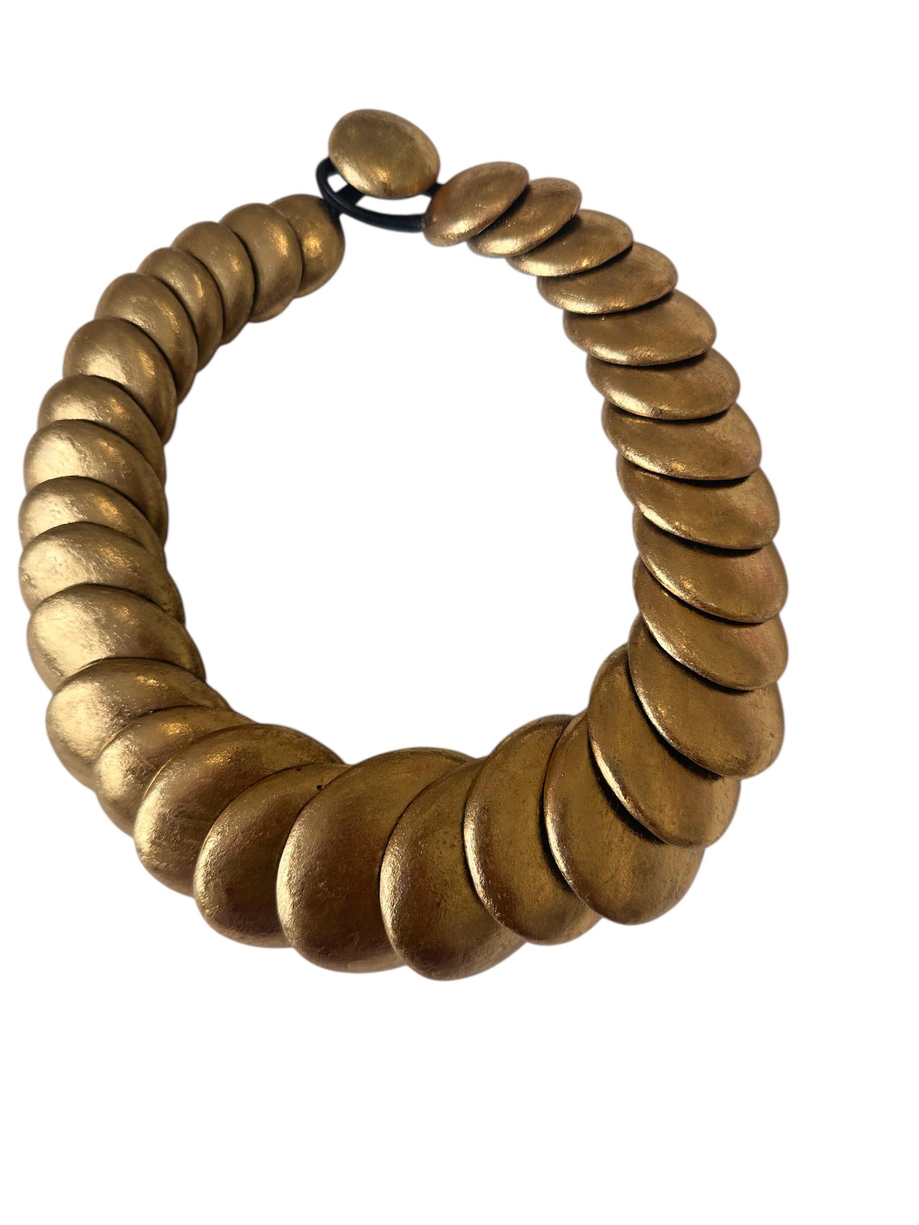 Monies, girocollo con maglie ovali oversize in oro e legno in vendita 6