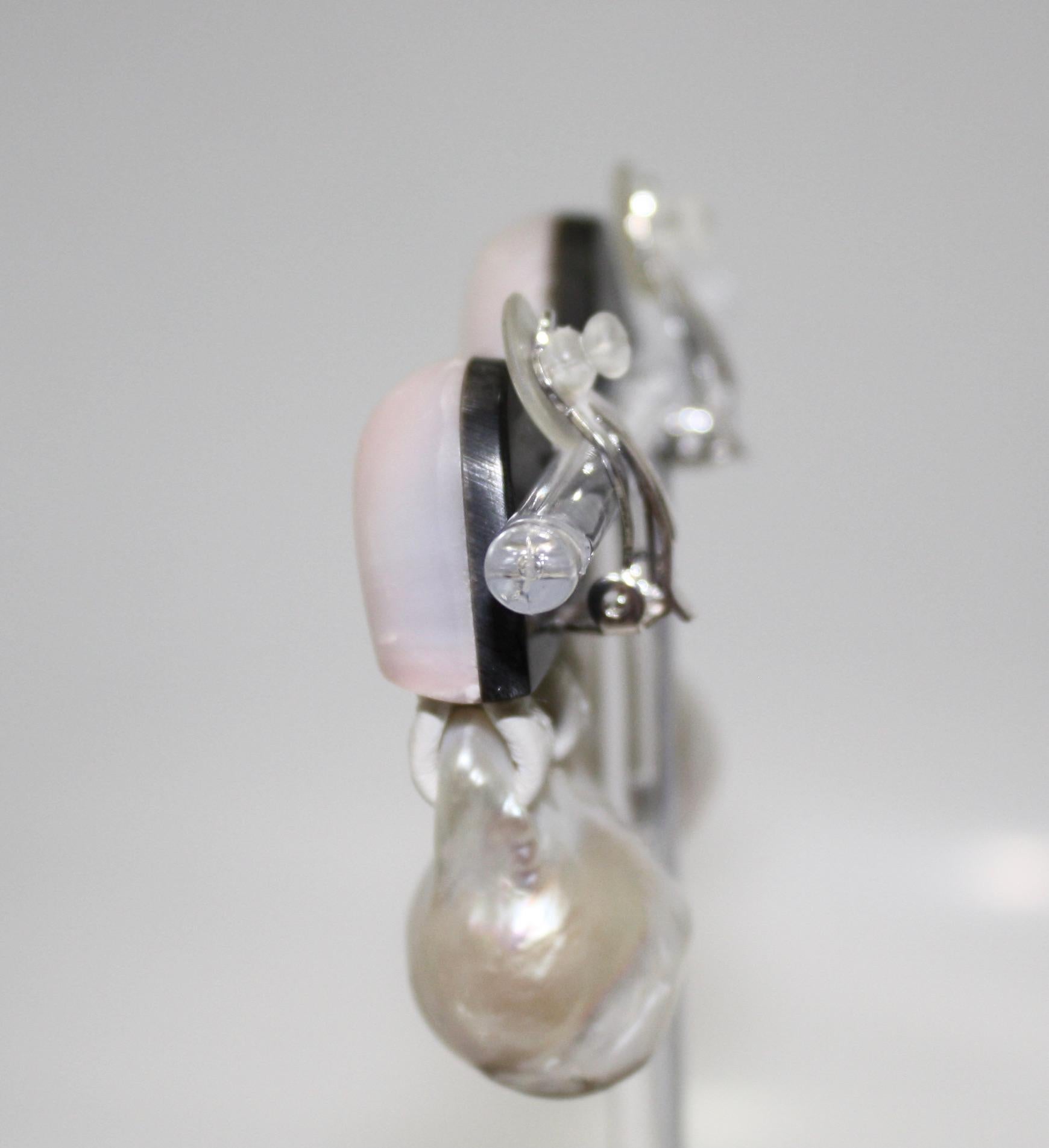 Clip-Ohrringe mit rosafarbenem Opal und Barockperlen, die durch weißes genähtes Leder gefädelt sind.