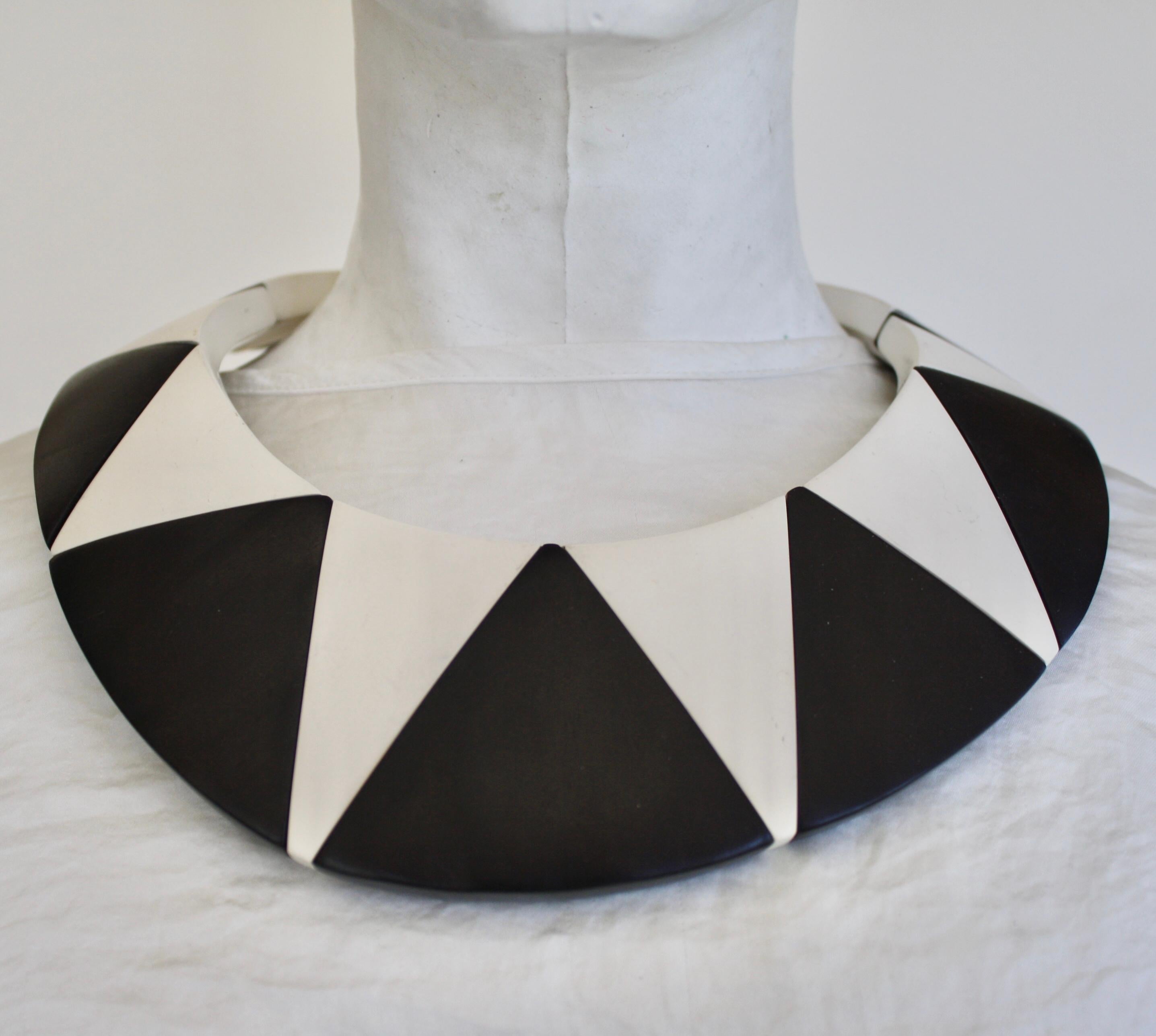 Collar necklace made with ebony wood and polyester with magnetic closure from Monies Denmark. Circumference is 5.5