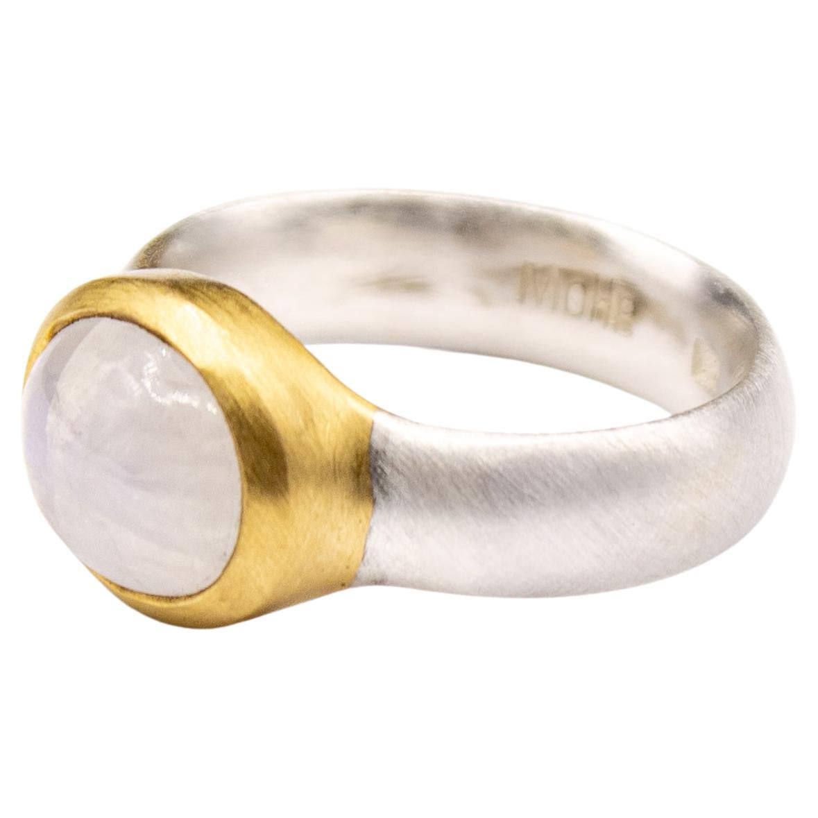 Im Angebot: Monika Herré  Ring mit Regenbogen-Mondstein aus Sterlingsilber und Galvanik vergoldet  ()