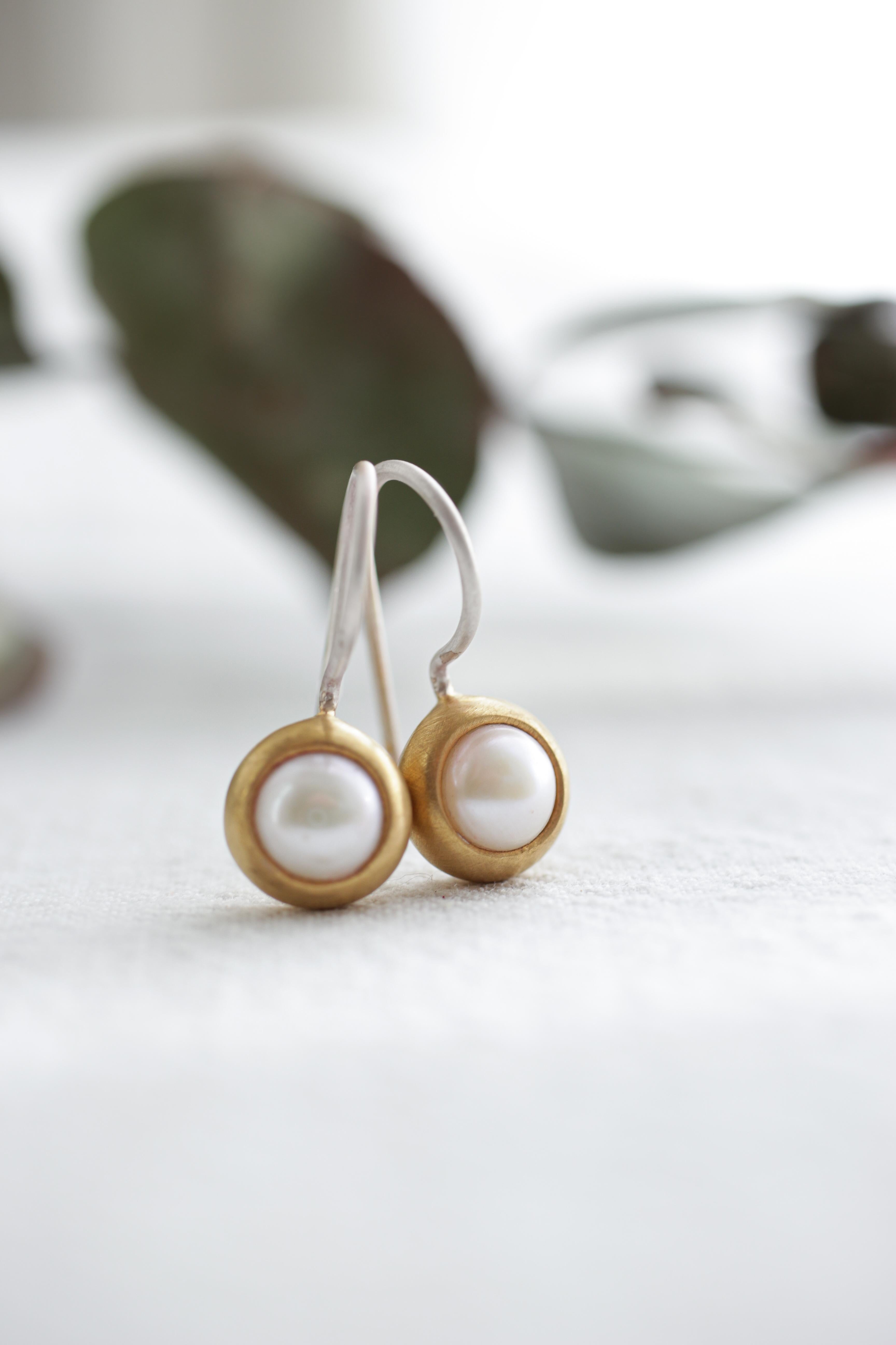 The gold plated Pearl Earrings made from Sterling Silver are part of the Pearl Classics and symbolize the natural beauty and high quality designs of Monika Herré.

 

The curved earring splint smoothly glides around the ear and is worked into the