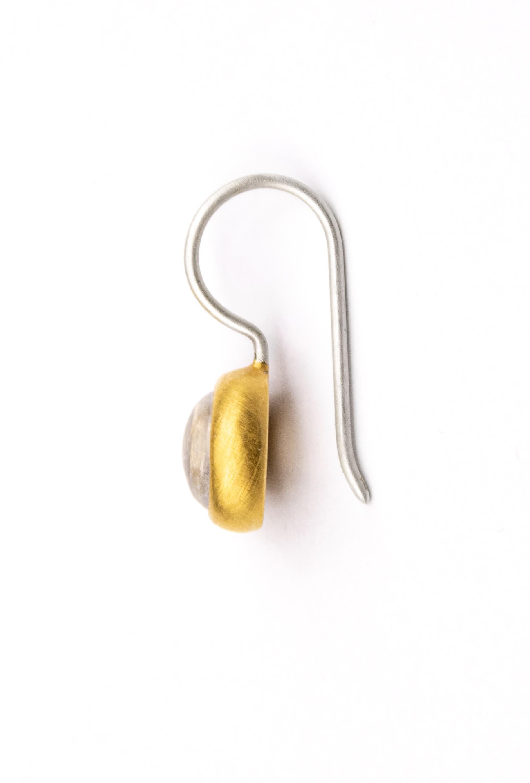 Die vergoldeten Regenbogen-Mondstein-Ohrringe aus Sterlingsilber sind Teil der Classic Collections und symbolisieren die zeitlosen und hochwertigen Designs von Monika Herré.

Die geschwungene Ohrringschiene gleitet sanft um das Ohr und ist mit