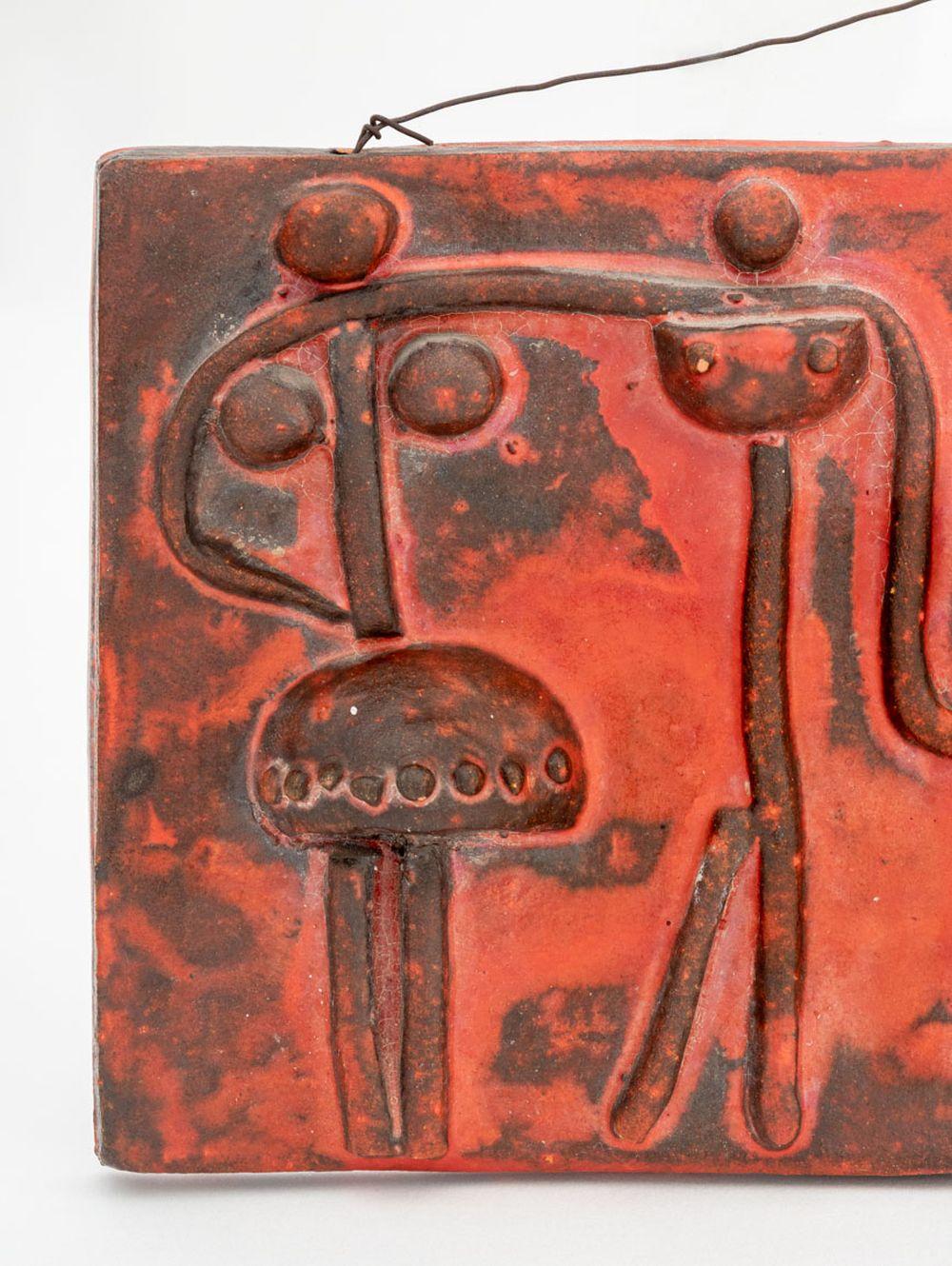 Plaque en relief figurative en céramique émaillée rouge - Sculpture de Monika Laborcz