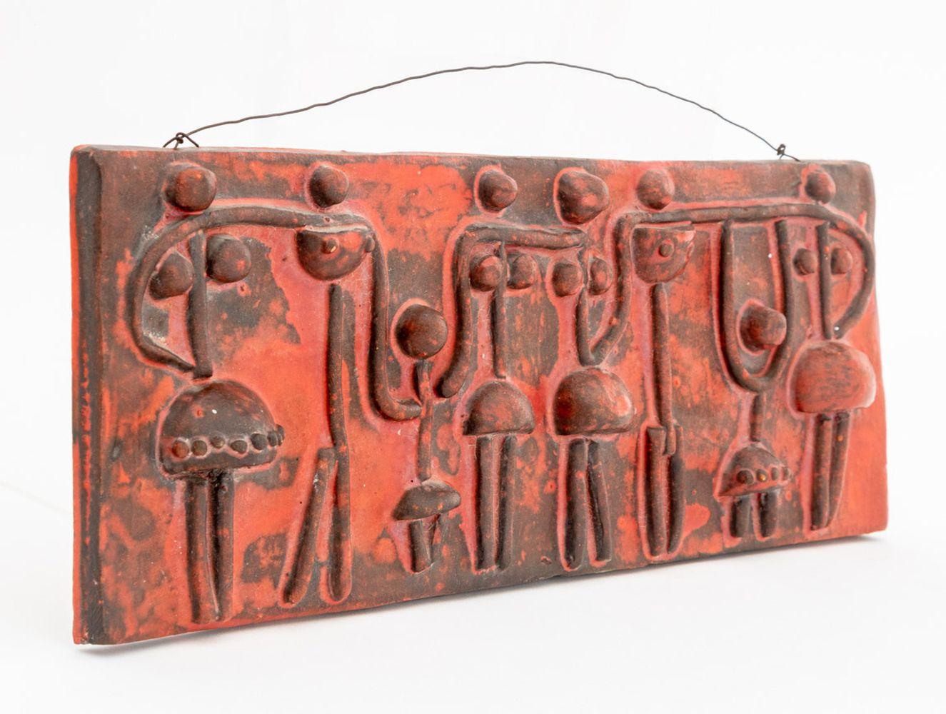 Plaque en relief figurative en céramique émaillée rouge - Moderne Sculpture par Monika Laborcz