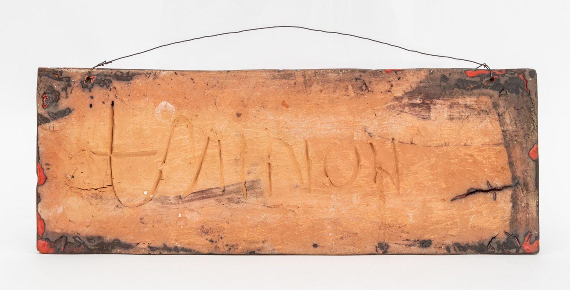 Plaque en relief figurative en céramique émaillée rouge - Marron Figurative Sculpture par Monika Laborcz