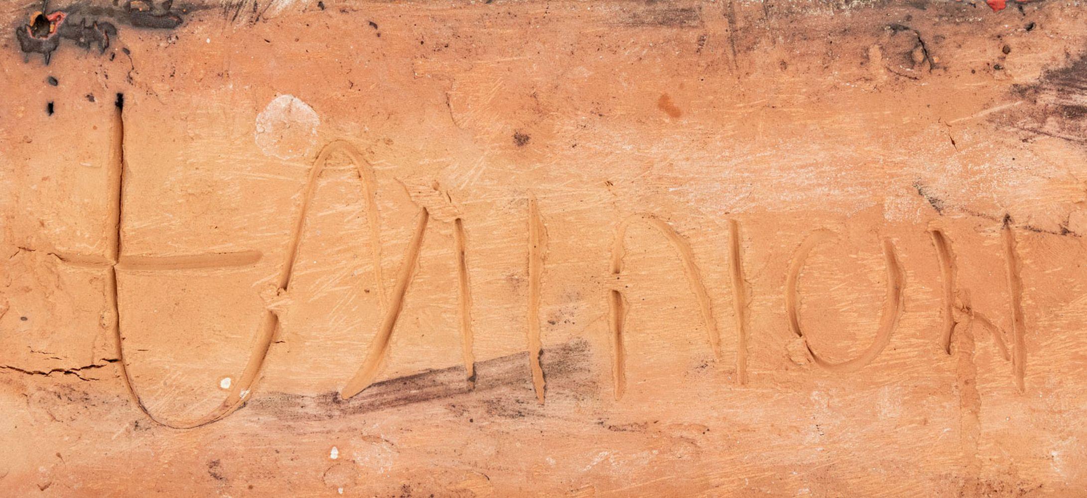 Monika Laborcz (Hongroise, née en 1941) Groupe figuratif Plaque en relief en céramique émaillée rouge, signée 