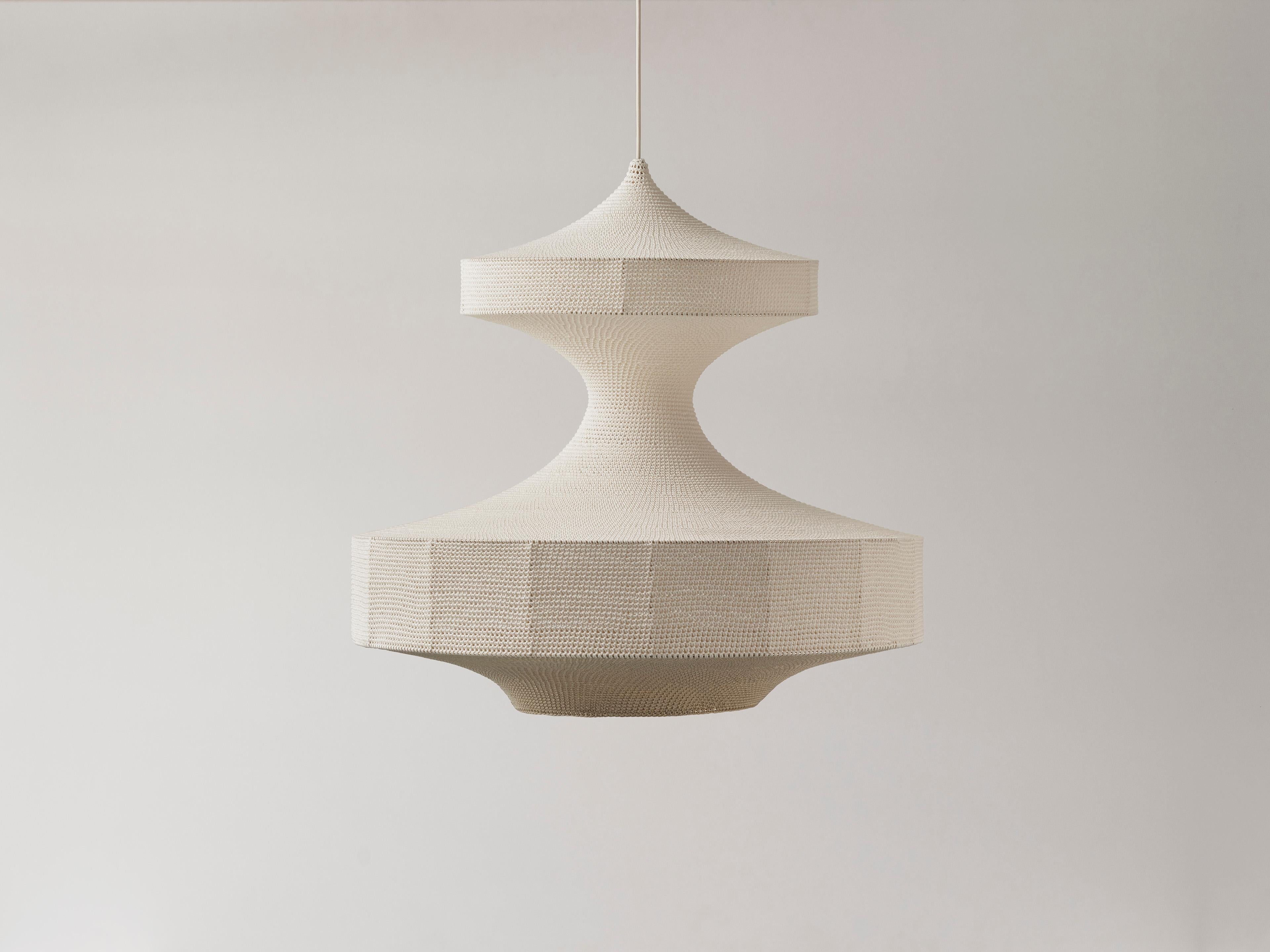 La collection OMI comprend des pendentifs, GLÜCK, SONNE et MONIKA. Il s'agit de la collection originale de luminaires de Naomi Paul, lancée en 2011.
Une lumière atmosphérique diffuse. Dans sa plus grande taille, c'est un point focal dans une entrée,