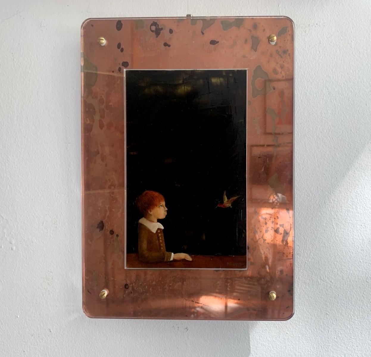 Quadro figurativo a olio su tavola con cornice in ottone e plexiglass dell'artista polacca residente negli Stati Uniti Monika Rossa. La cornice è parte integrante del dipinto. L'opera raffigura il profilo laterale di un ragazzo con un colibrì su uno