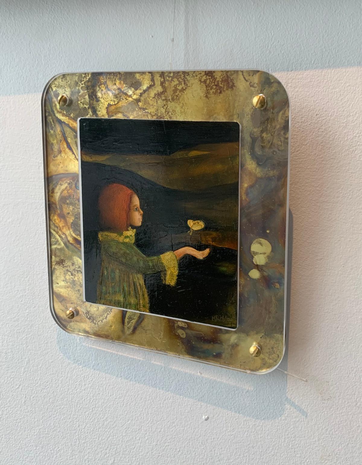 Niña con una mariposa. Pintura al óleo contemporánea a pequeña escala, artista polaco - Painting Contemporáneo de Monika Rossa
