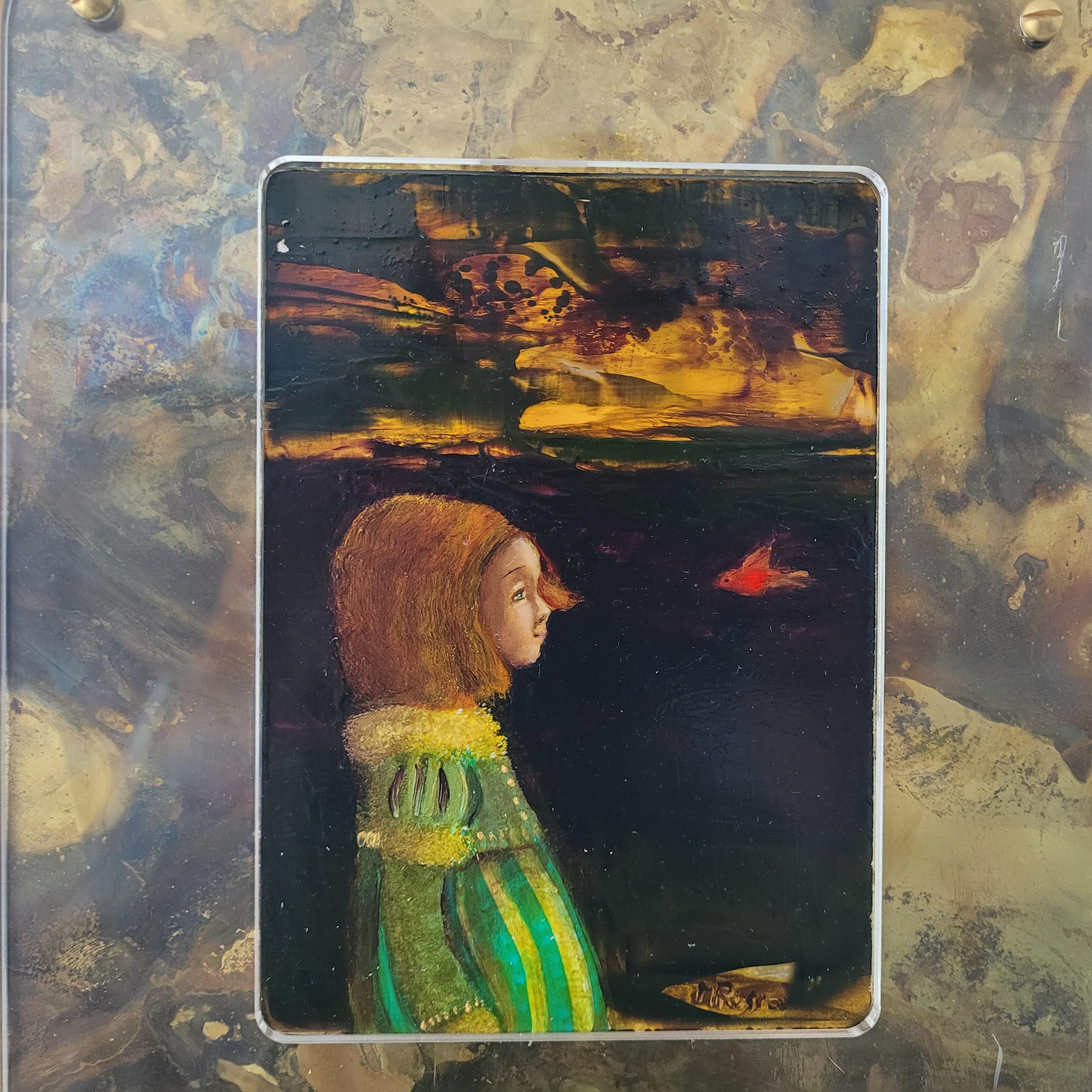 Pintura figurativa al óleo sobre tabla en marco de latón colocado bajo plexiglás de la artista polaca afincada en EE.UU. Monika Rossa. El marco es parte integrante del cuadro. La obra de arte muestra el perfil de una niña con una mariposa sobre