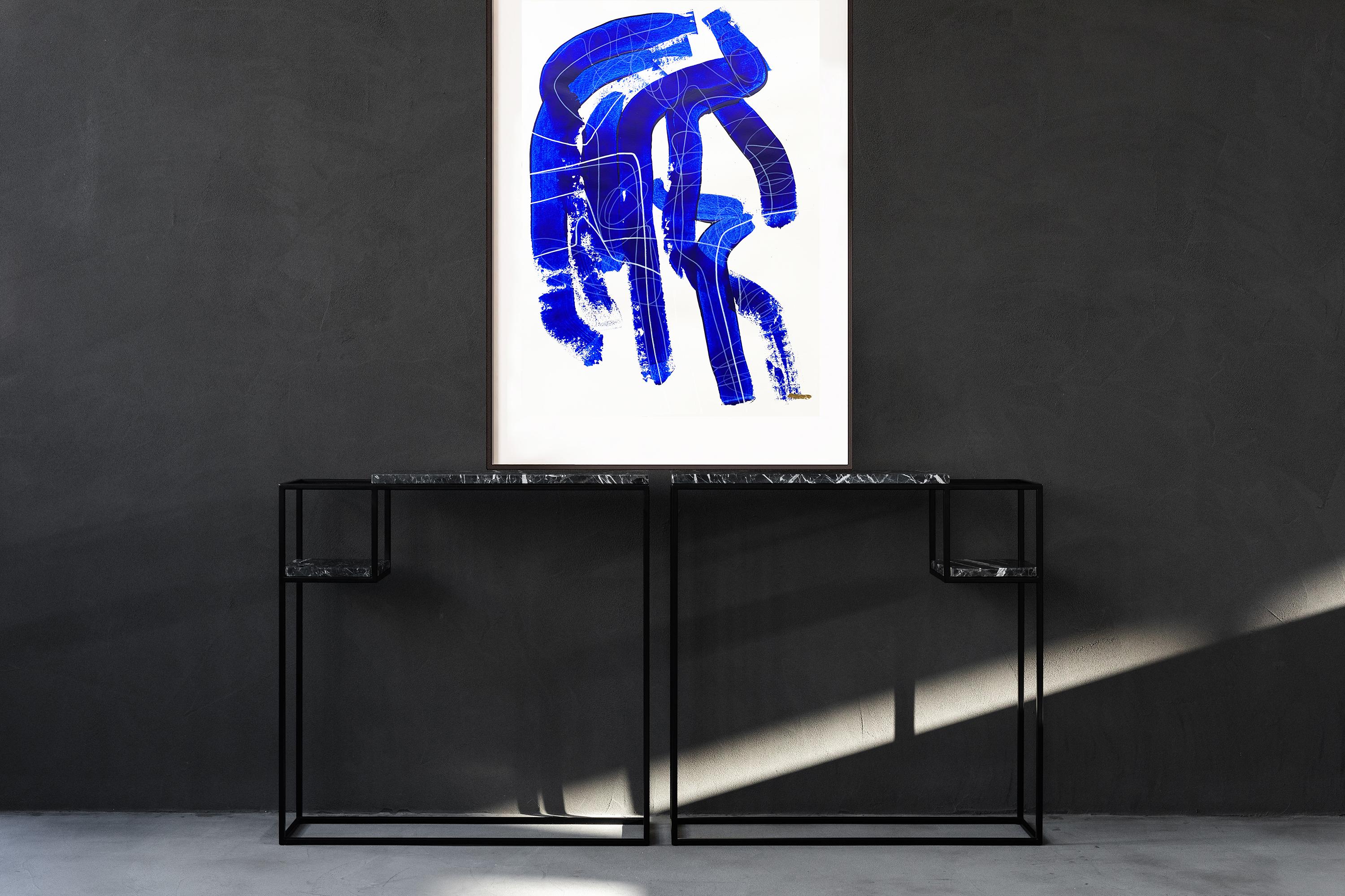 Free Blue 3315 - Pittura astratta su carta con texture blu e bianca, 2025 - Abstract Painting Viola di Monika Widenka