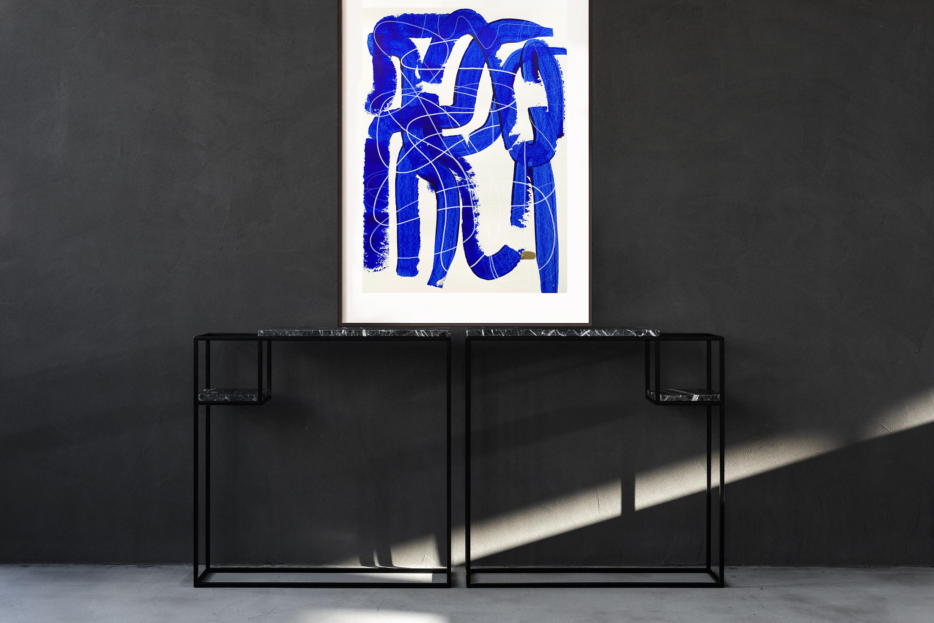 Free Blue 3321 - Abstraktes Gemälde mit Struktur in Blau und Weiß auf Papier, 2025 – Painting von Monika Widenka