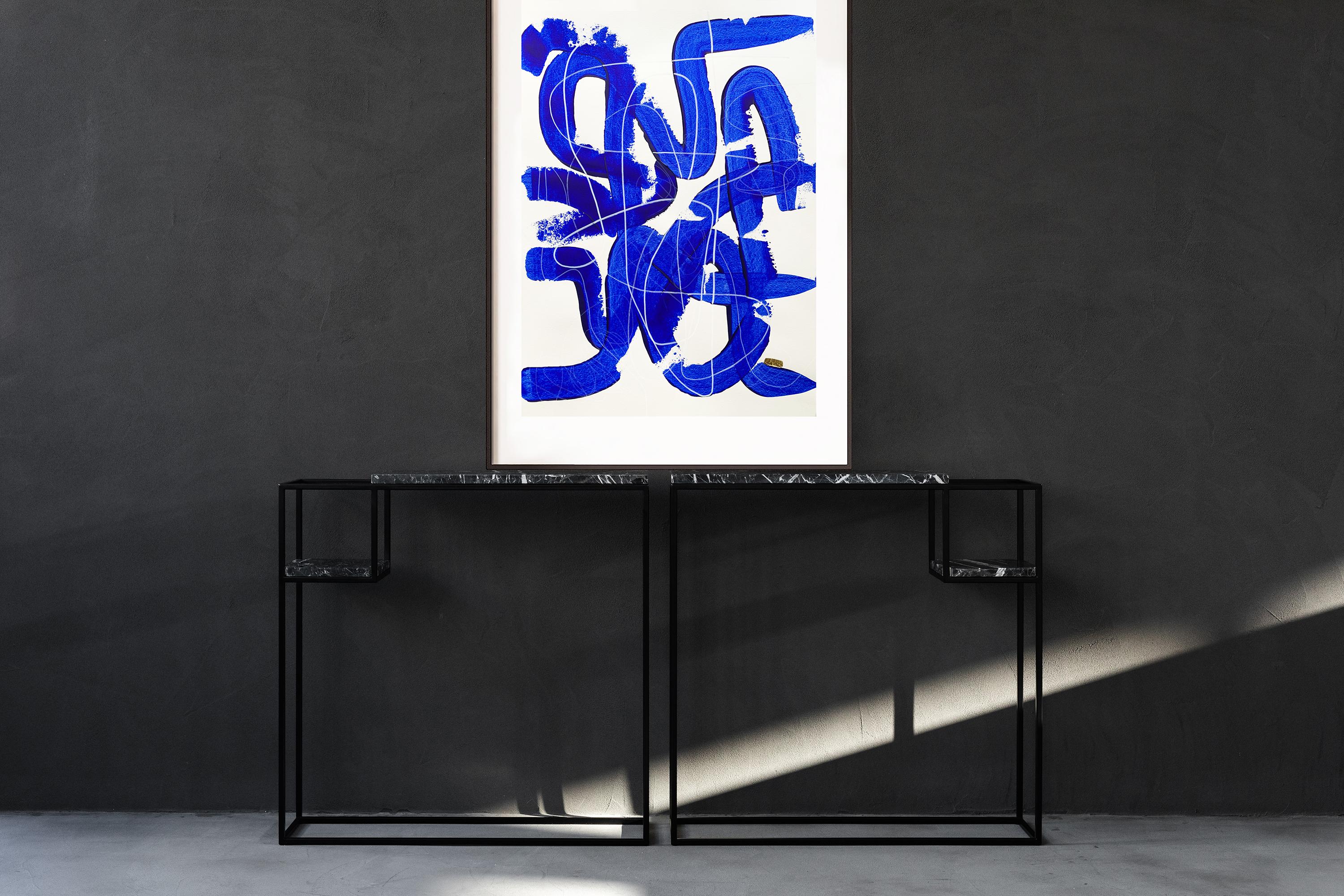 Free Blue 3322 - Peinture abstraite texturée bleue et blanche sur papier, 2025 - Expressionnisme abstrait Painting par Monika Widenka