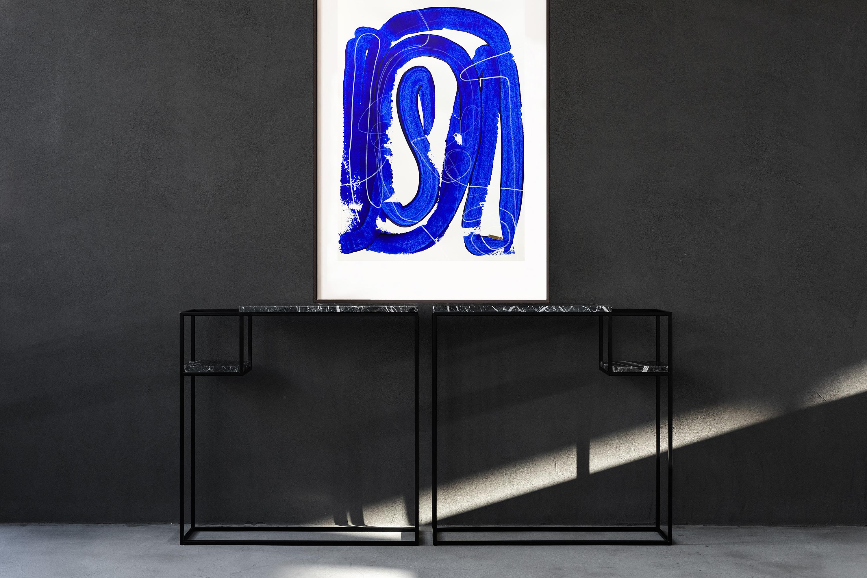 Free Blue 3329 - Peinture abstraite texturée bleue et blanche sur papier, 2025 - Expressionnisme abstrait Painting par Monika Widenka