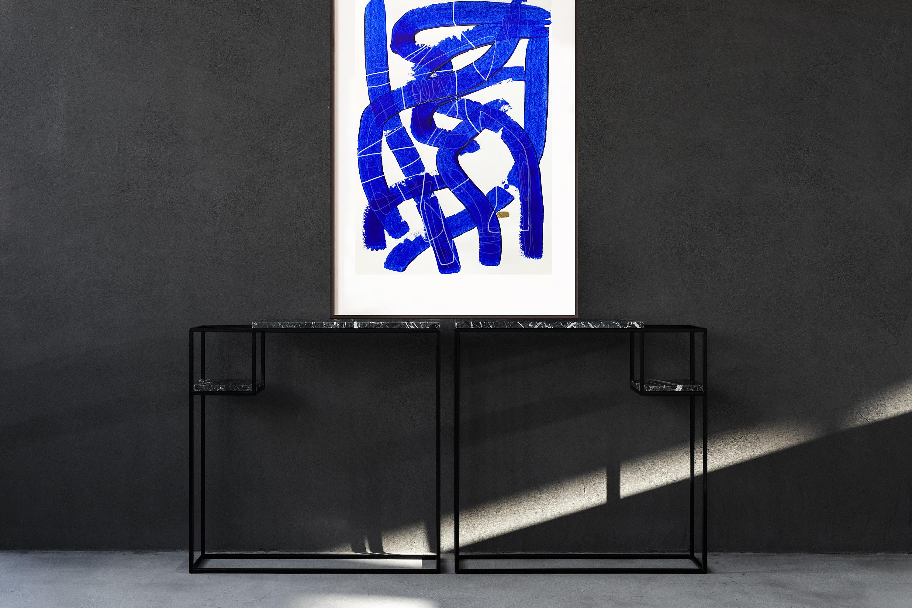 Free Blue 3330 - Peinture abstraite texturée bleue et blanche sur papier, 2025 - Expressionnisme abstrait Mixed Media Art par Monika Widenka