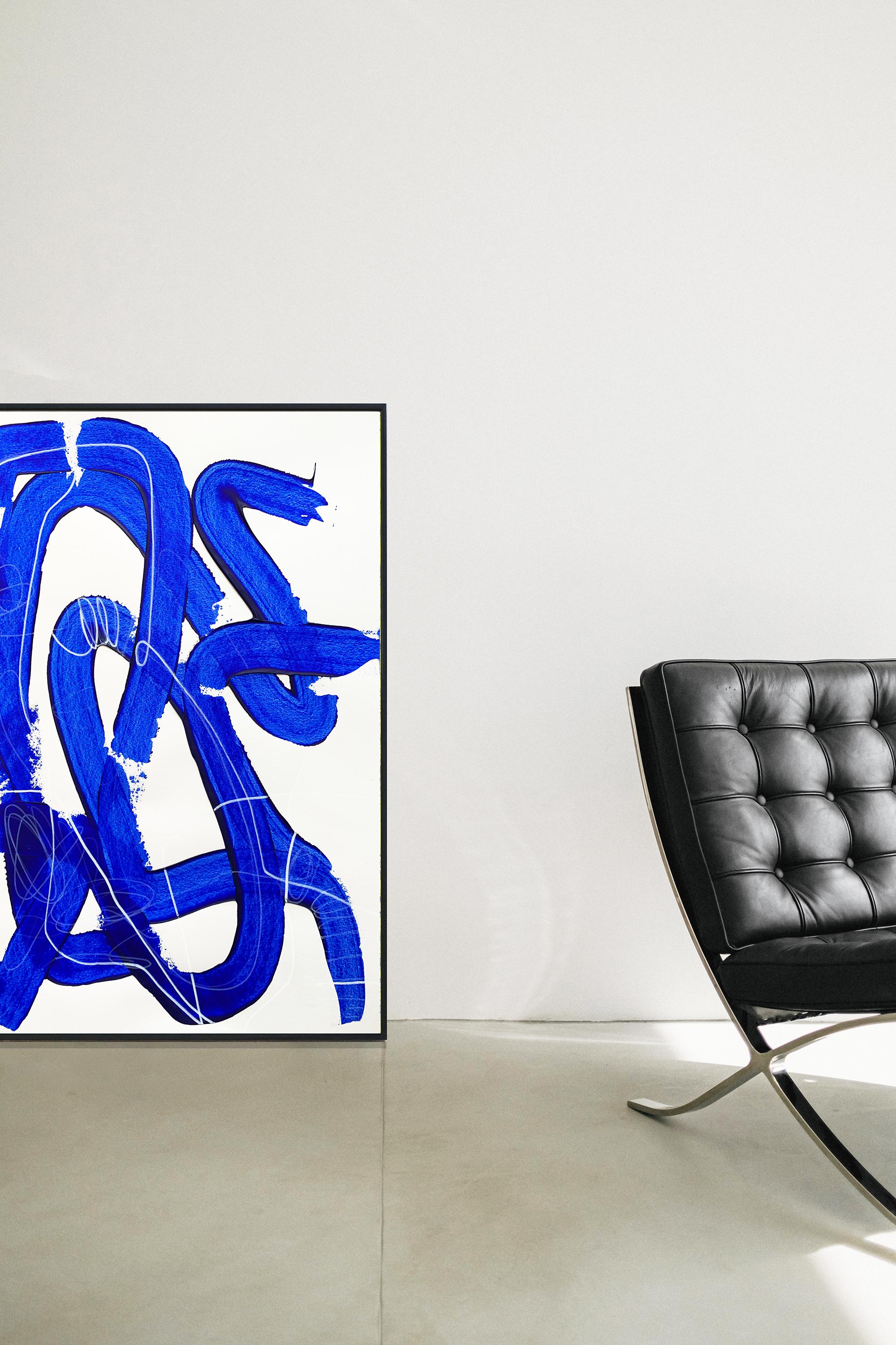 Free Blue 3331 - Abstraktes Gemälde mit Struktur in Blau und Weiß auf Papier, 2025 – Painting von Monika Widenka