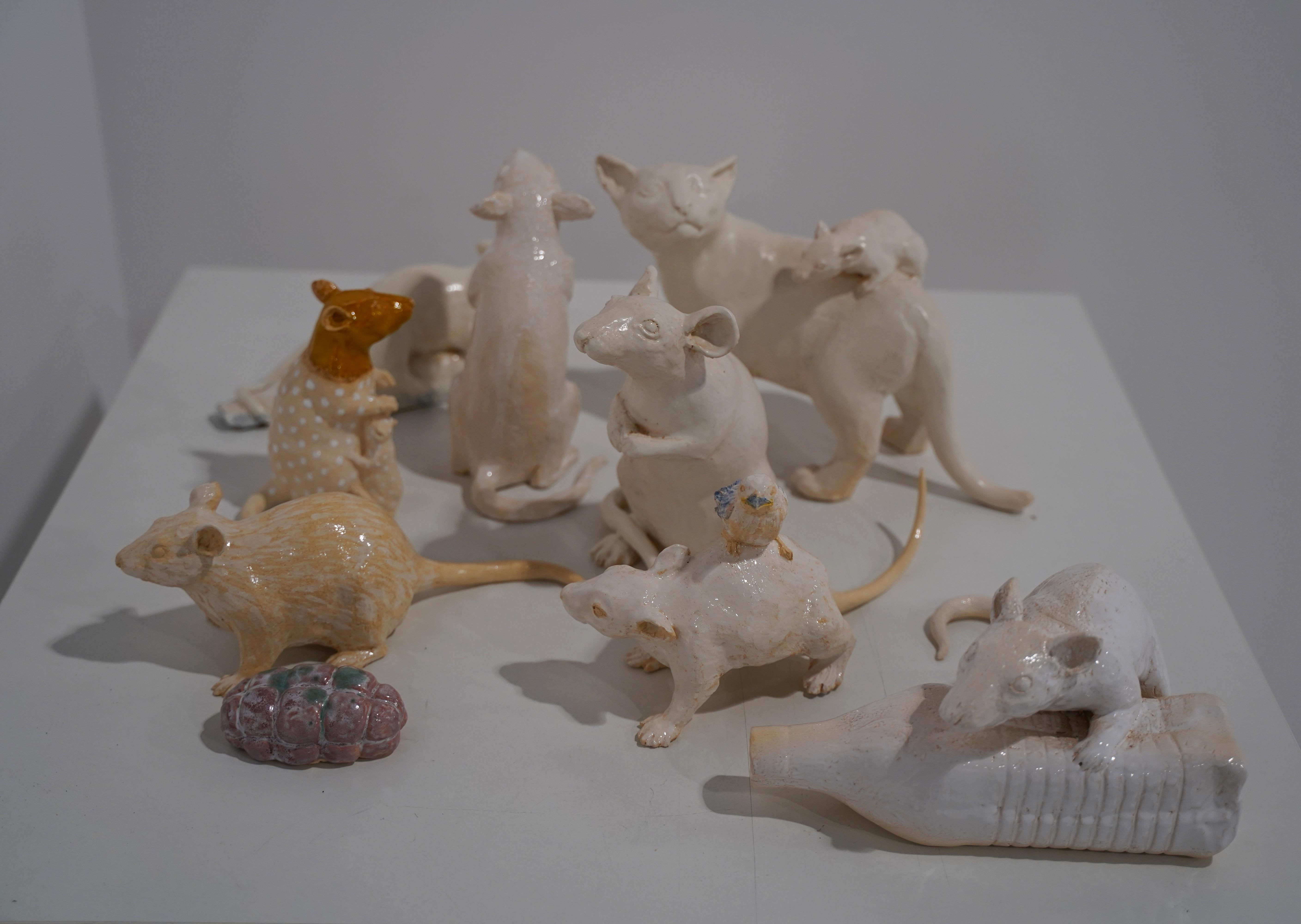 Einzigartige handgefertigte glasierte Keramik-Skulptur „A Rat With A Tit“ mit Tierporträt im Angebot 2