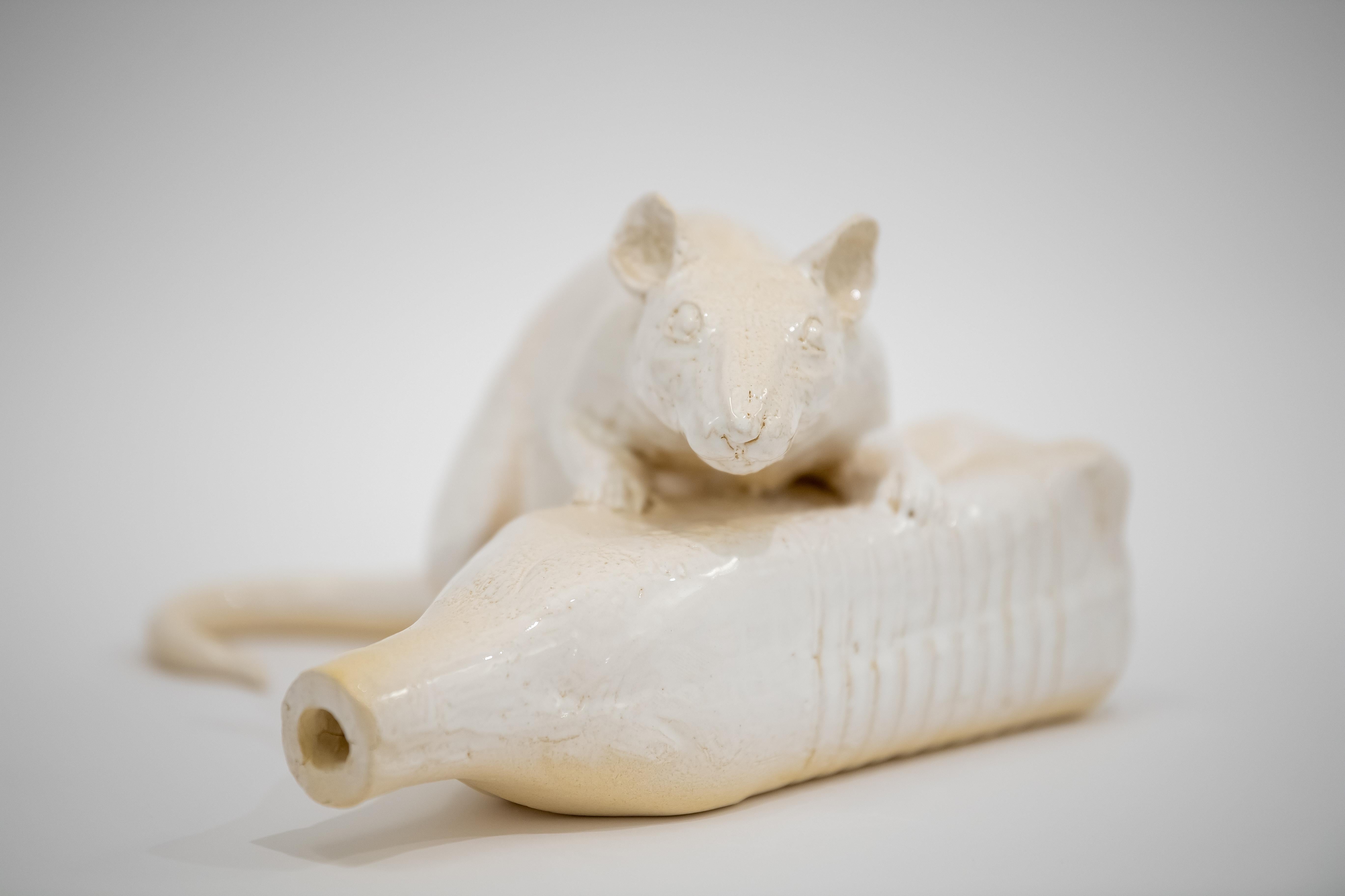 Rat On The Bottle – Moderne, einzigartige, handgefertigte, glasierte Keramik-Skulptur mit Rattenmotiv, Porträt