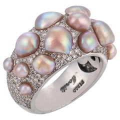 Anillo de Monili con perlas naturales, diamantes y platino en diseño de racimo