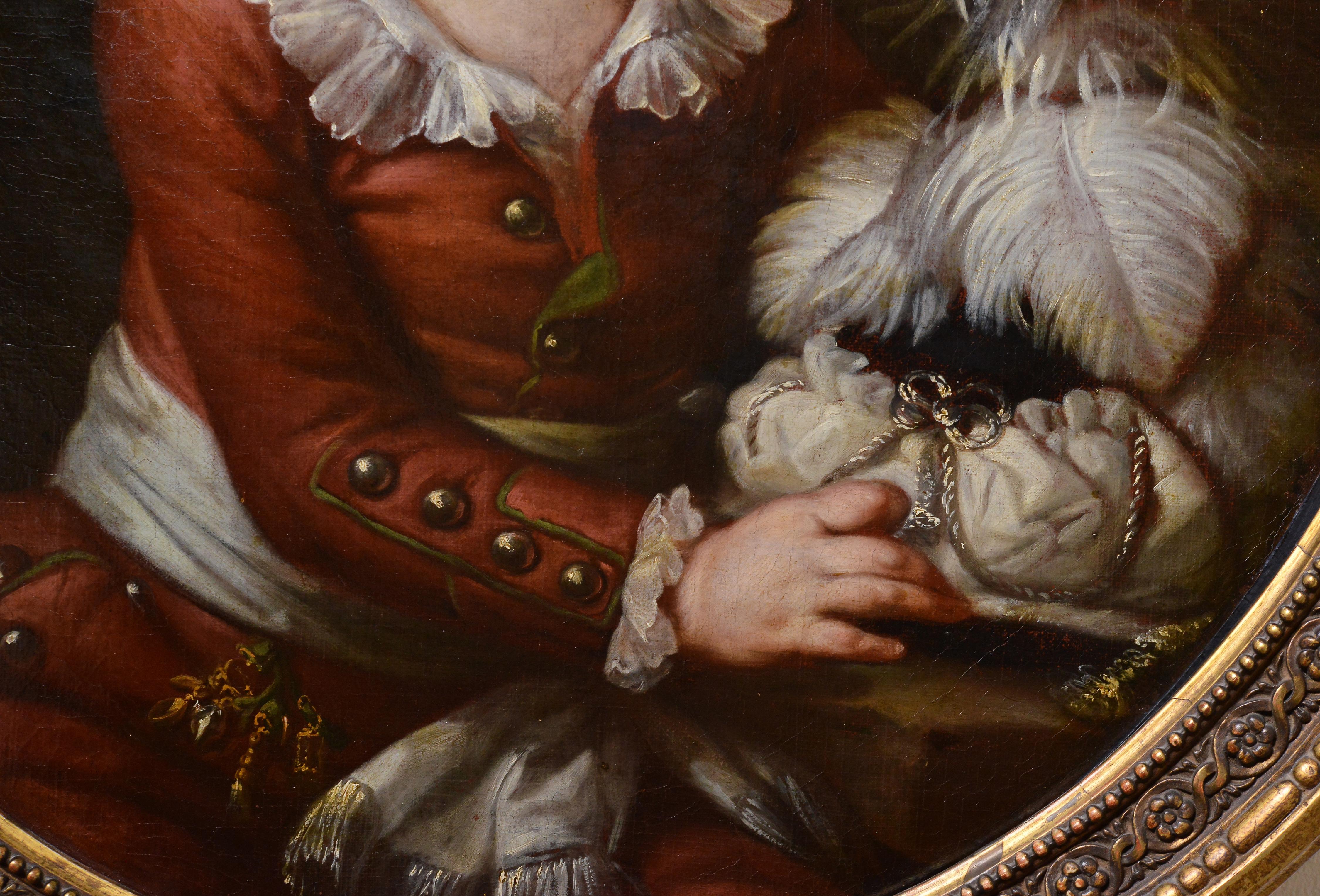 Das Porträt wird der französischen Malerin Monique Daniche (1737 - 1824) zugeschrieben.
Prächtig gemaltes Barockporträt eines nicht identifizierten adligen Kindes in modischer Kleidung, das seinen orientalischen Hut mit reichem Federkleid hält und