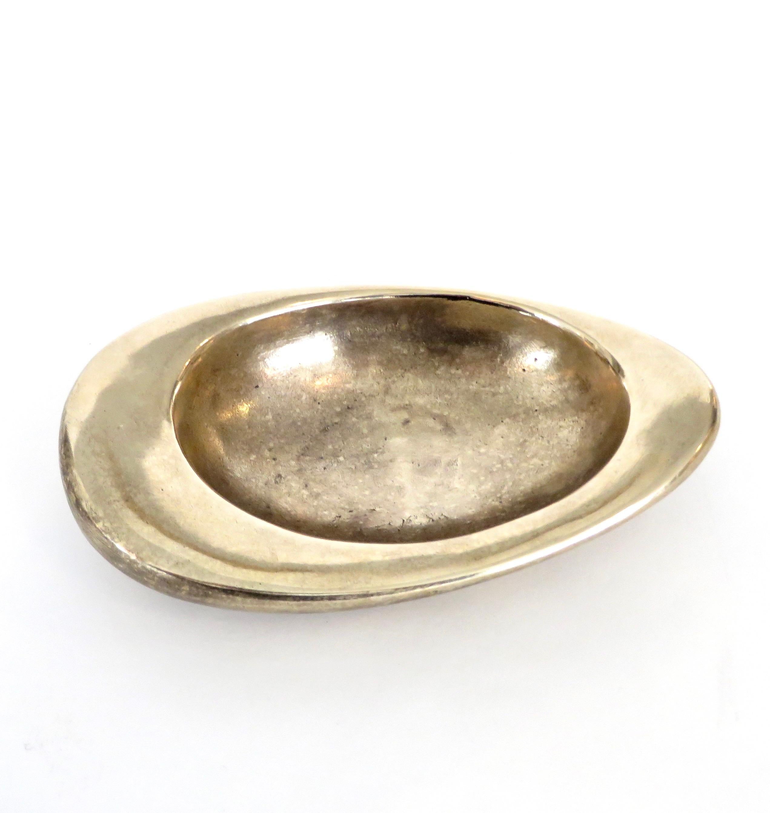 Bronze elongated oval bowl, vide poche or coupe by French artist and designer Monique Gerber.
Monique Gerber was a French artist working in bronze creating objects for various other artists and companies such as Elsa Schiaparelli and Claude du