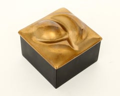 Monique Gerber - Boîte sculpturale à couvercle en bronze français et laque noire et rouge